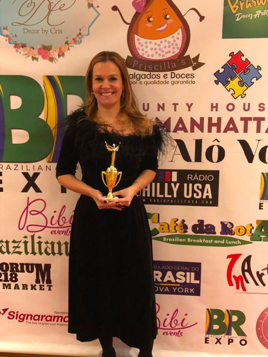 Andrea Eboli com um troféu em evento da comunidade brasileira em Nova York