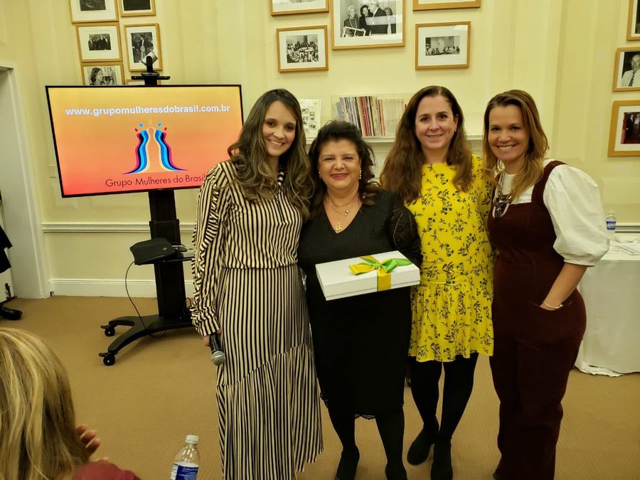 Andrea Eboli com participantes de um encontro do Grupo Mulheres do Brasil