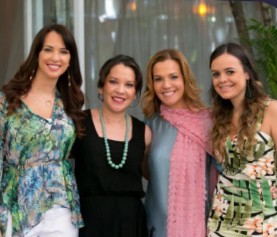 Andrea Eboli com outras convidadas em um evento
