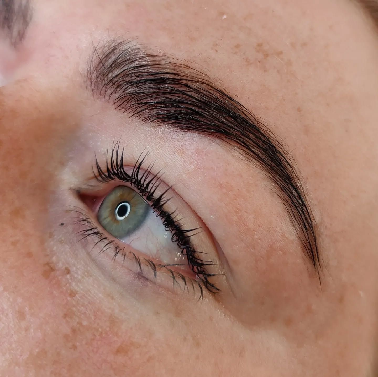 Få naturlige bambi øjne og fyldige volumiøse bryn