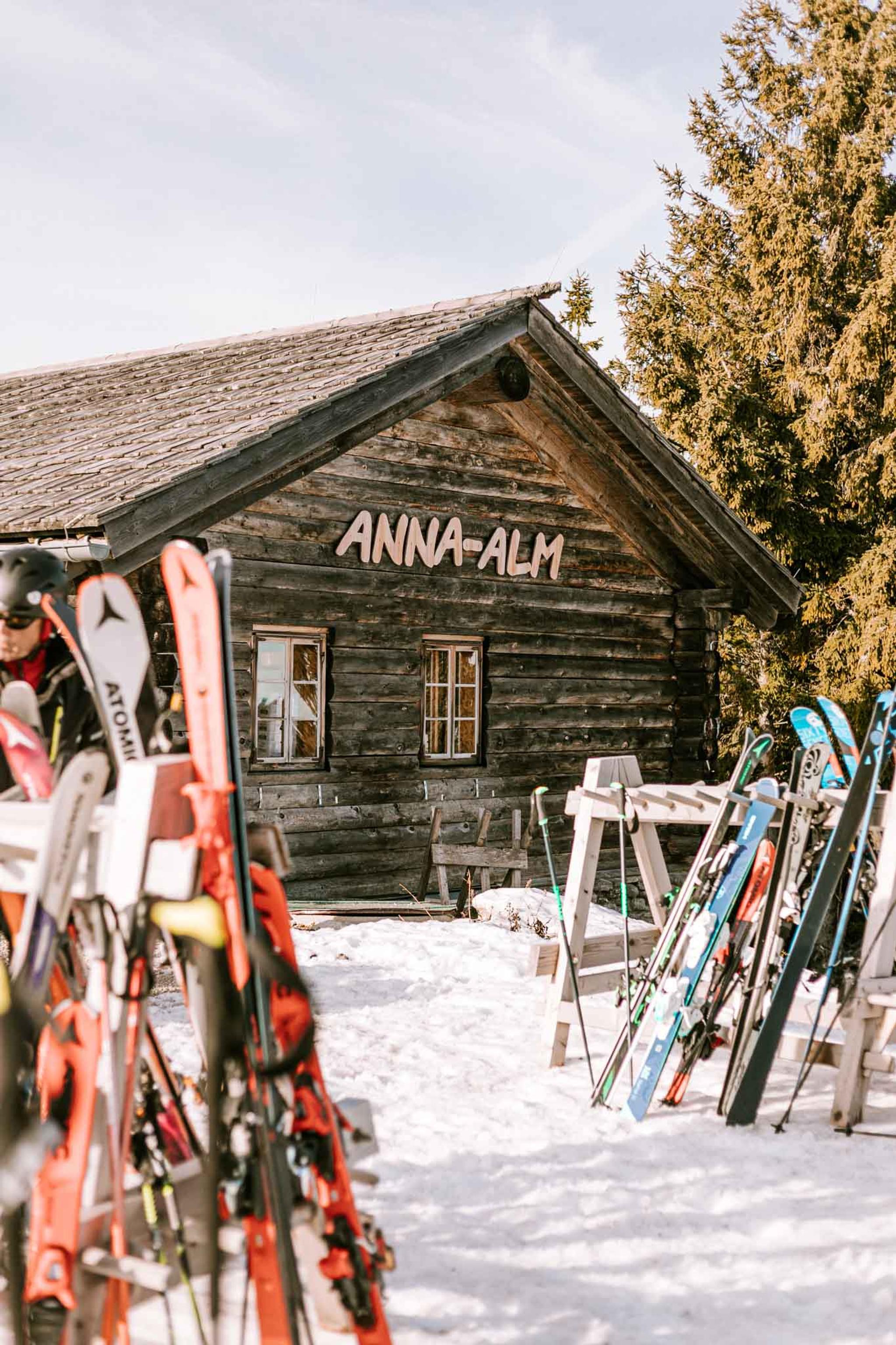 Vor der Anna-Alm stehen viele Schi unserer Besucher 