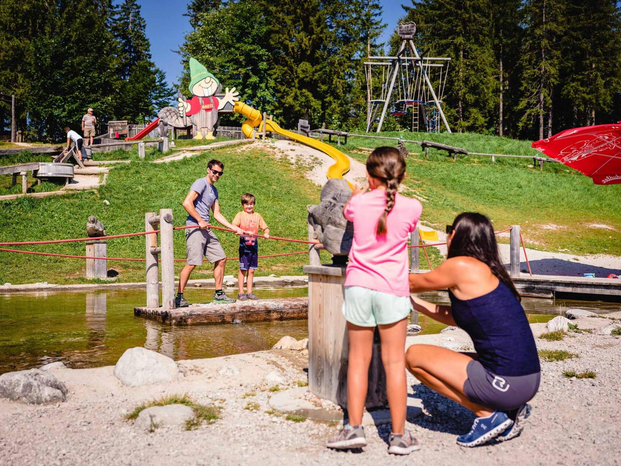 Eine Familie spielt mit dem Spritzbiber beim Biberwasser
