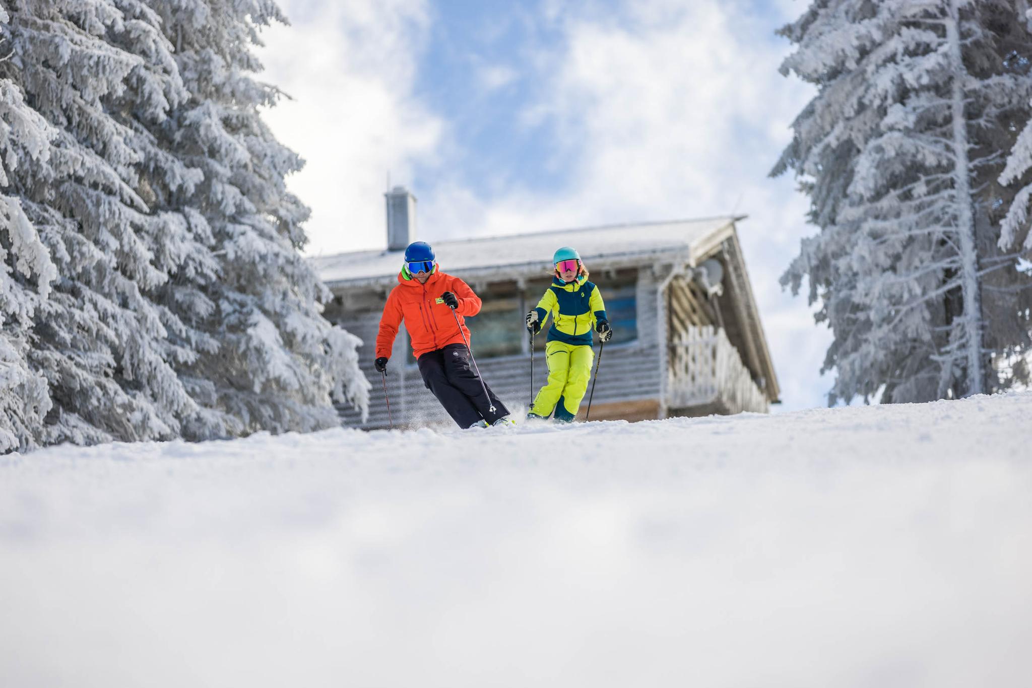 2 Schifahrerinnen düsen die Piste hinunter