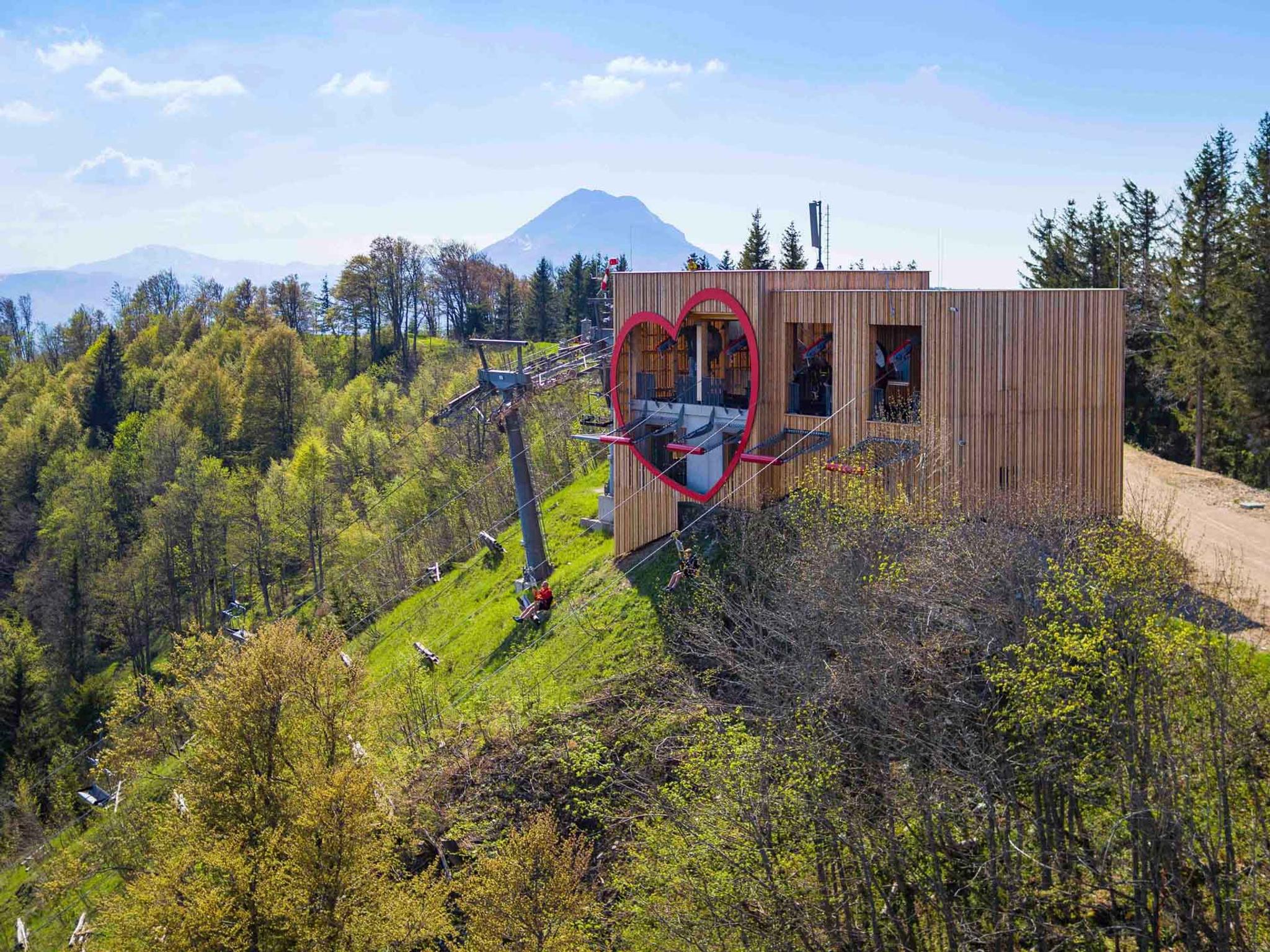Außenaufnahme der Zipline Bergstation