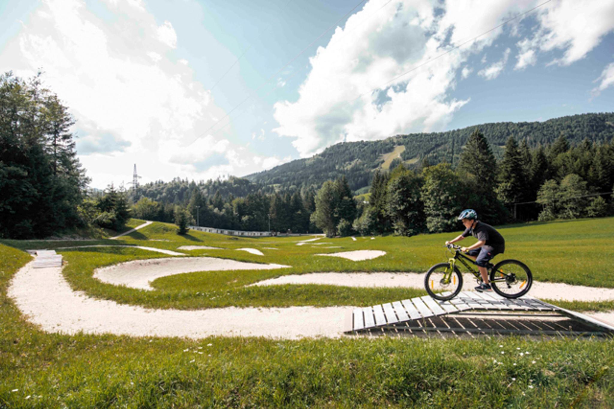 Biken im Mini-Bikepark