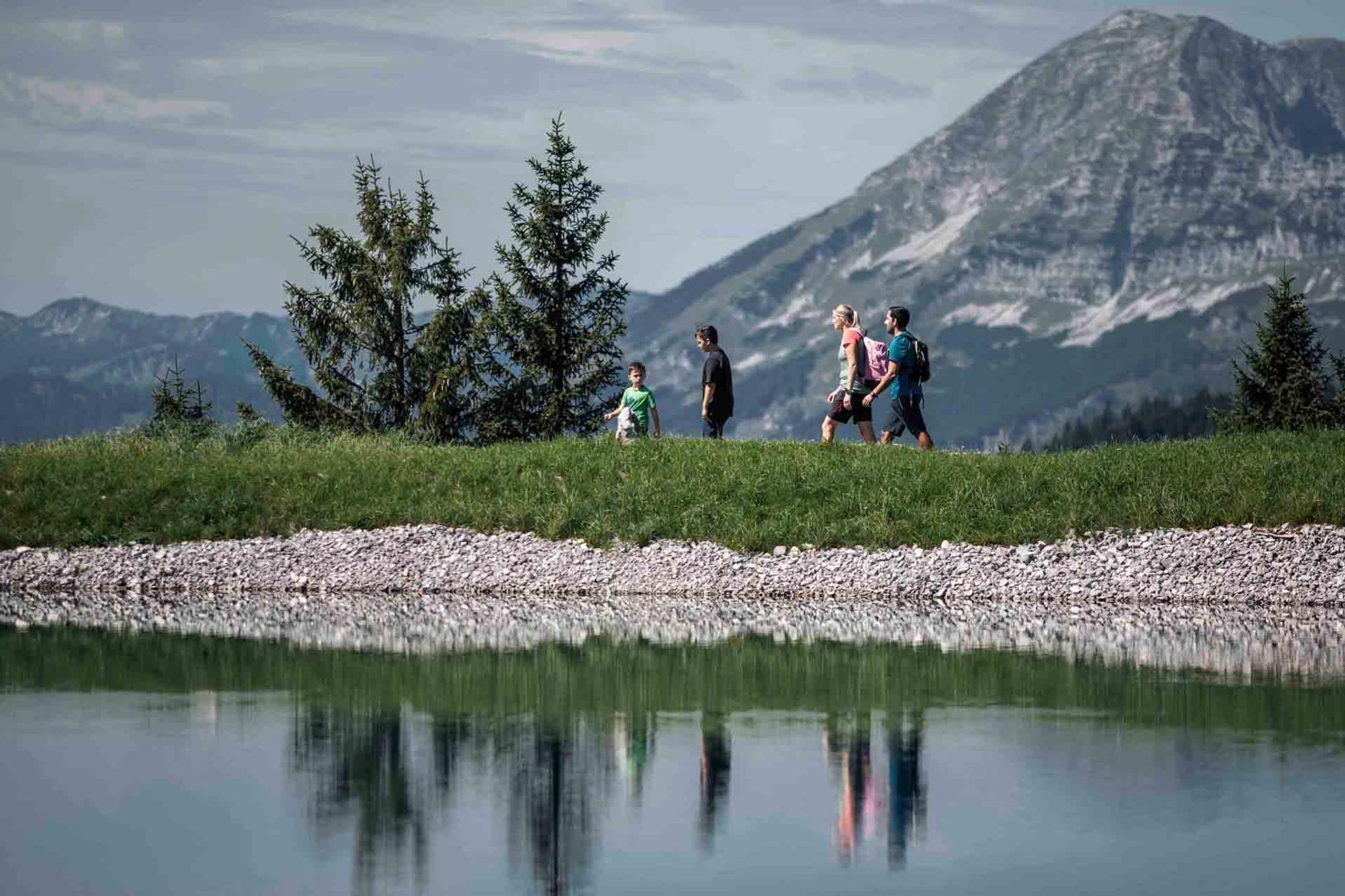 Eine Familie wandert um den Speicherteich am Hennesteck