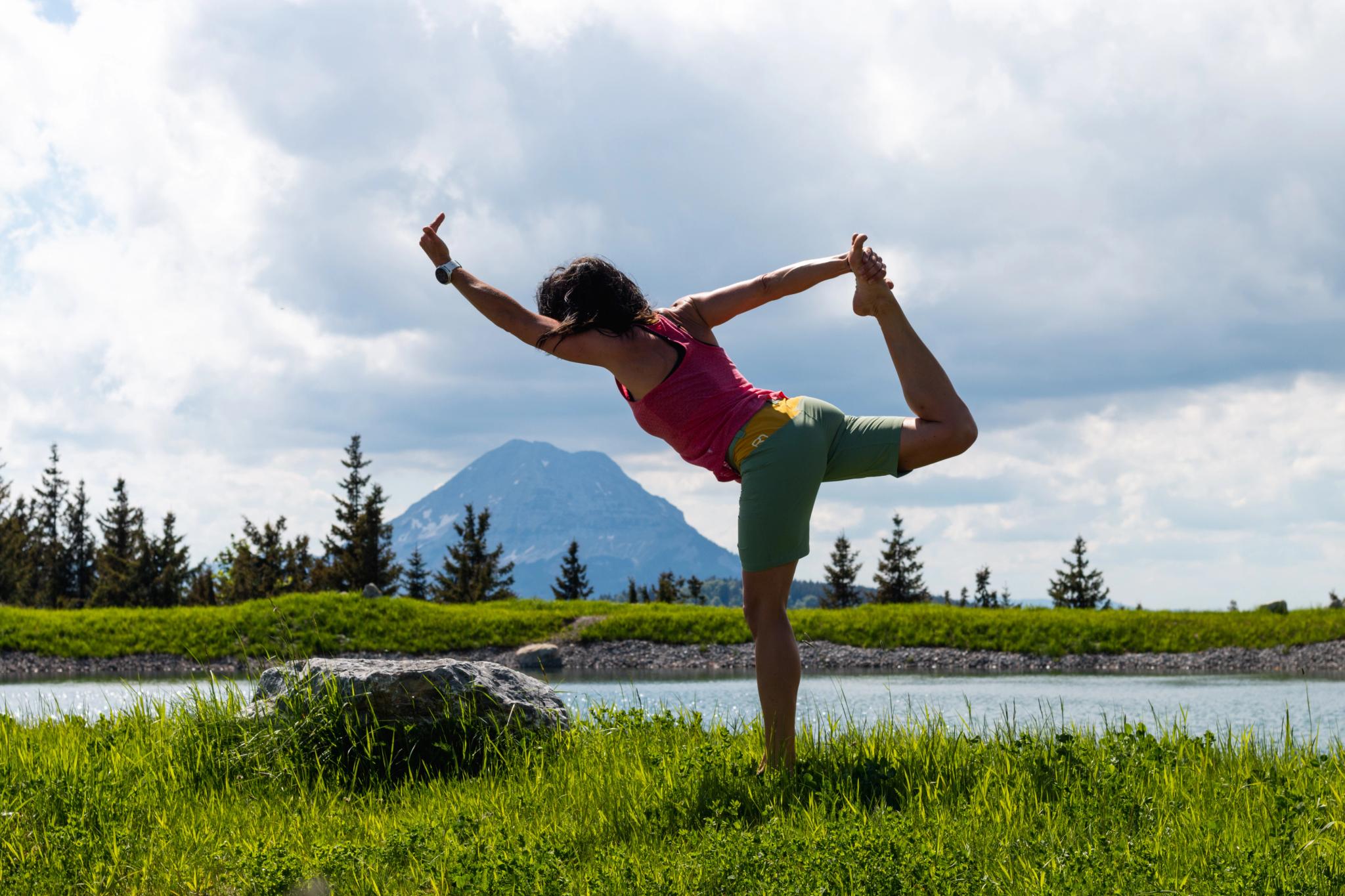Yoga am Berg, direkt am Speichersee Hennesteck, der Ötscher im Hintergrund