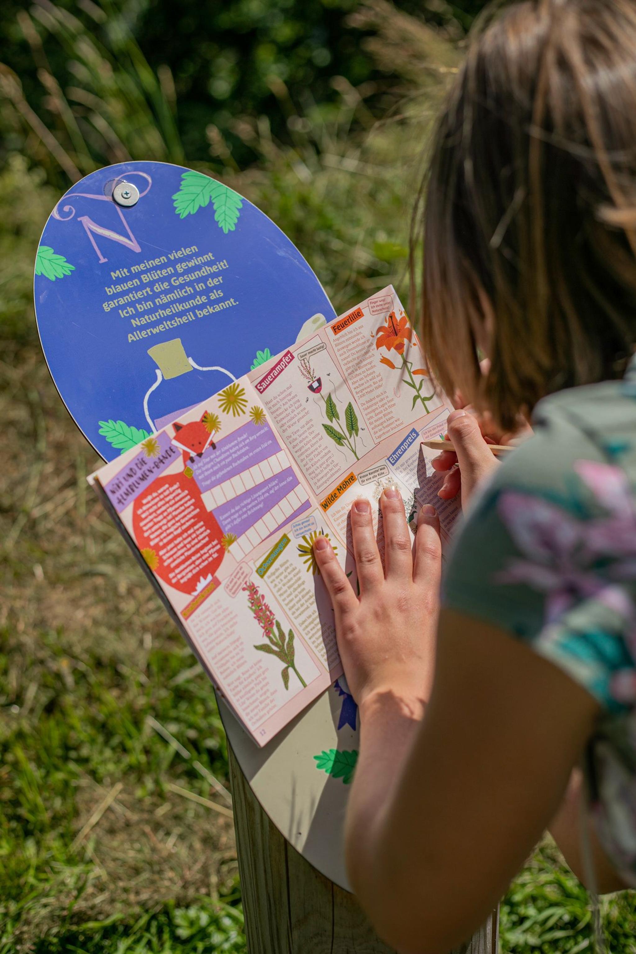 Das Entdeckerheft wird von Kindern genau durchgelesen und ausgefüllt