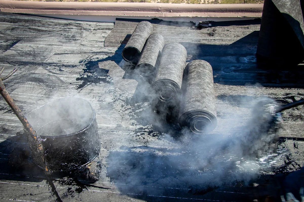 Hot asphalt and modified bitumen membrane on a flat roof