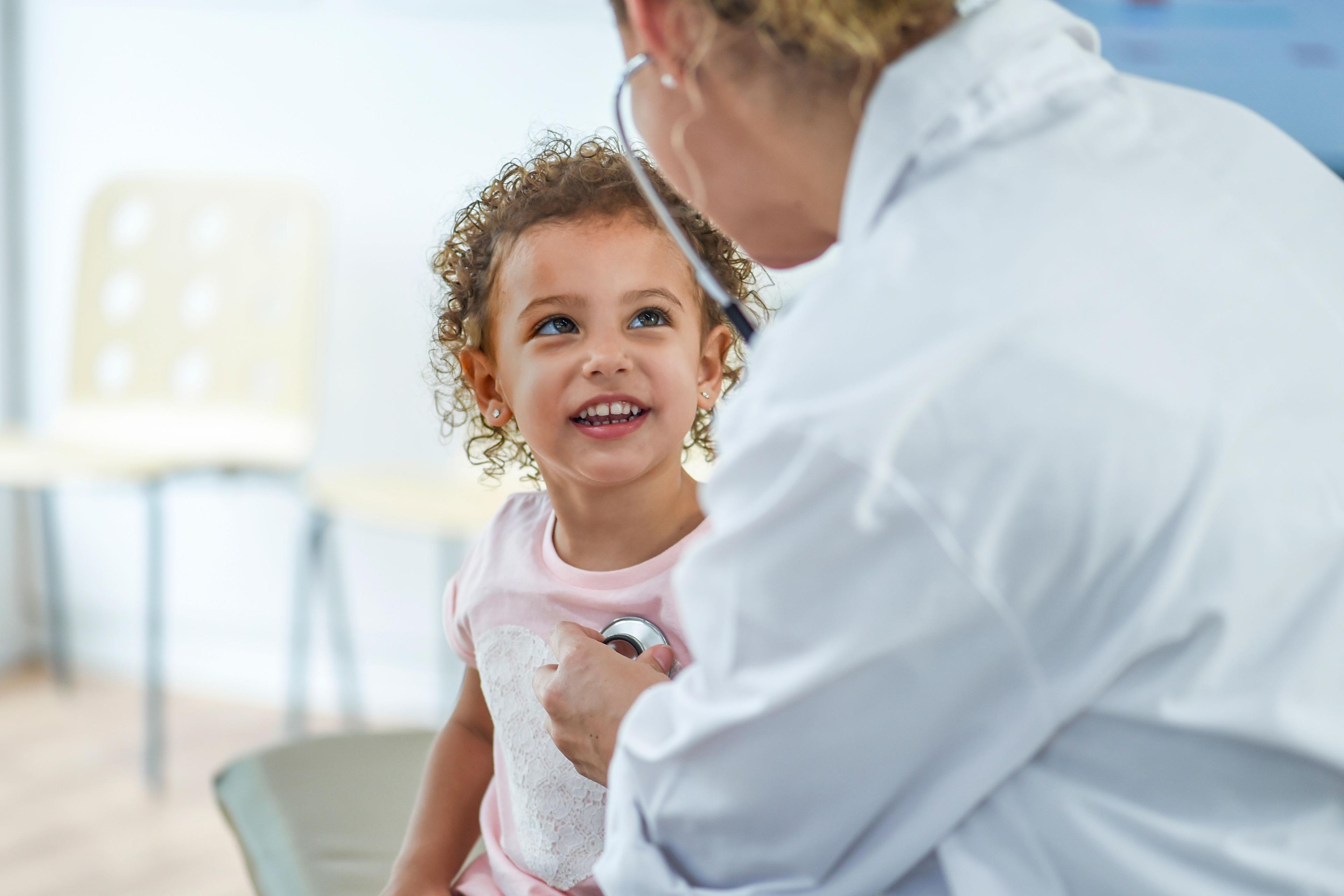 can family nurse practitioners work in pediatrics an FNP with a child
