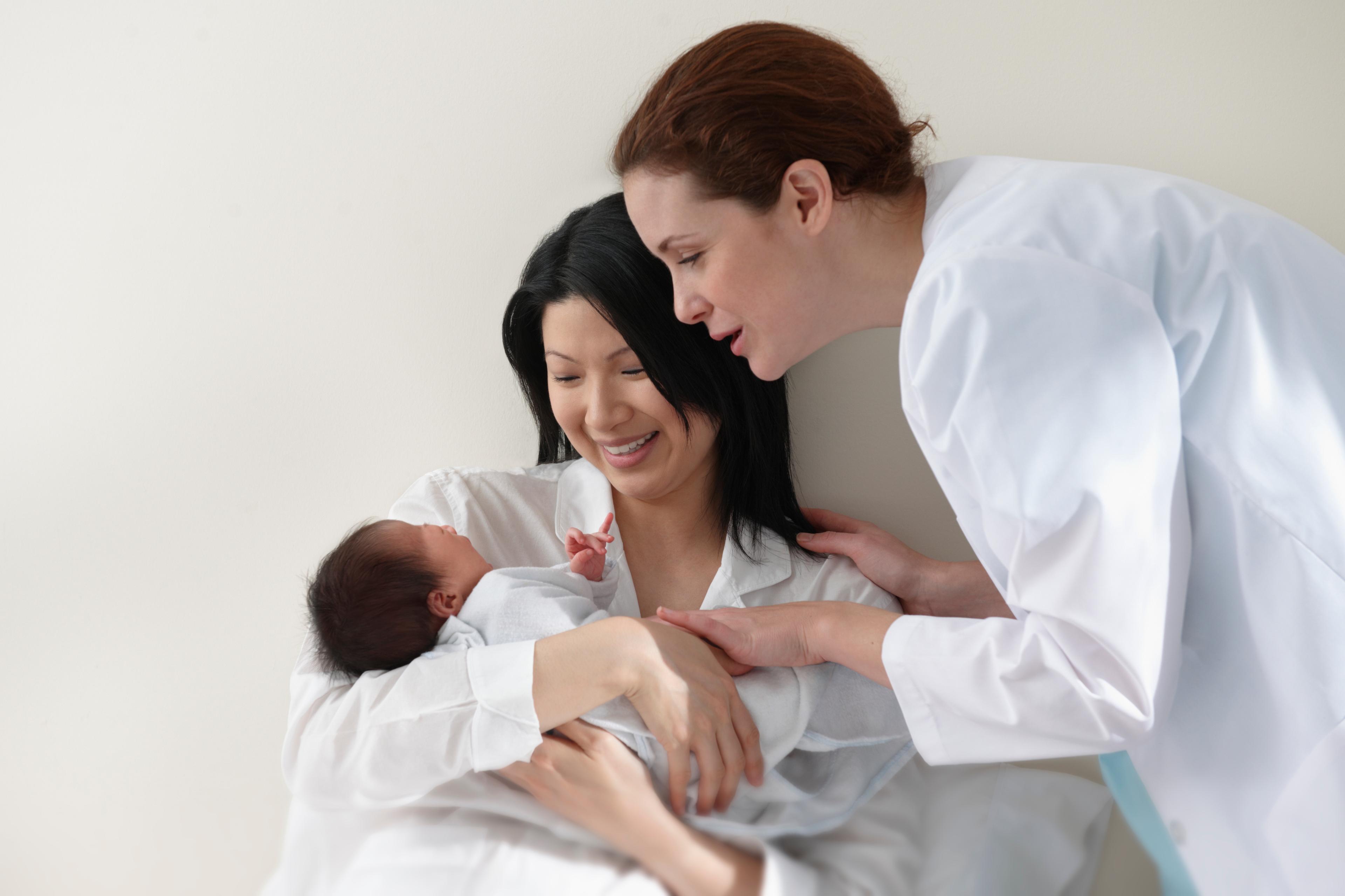 Can family nurse practitioners specialize? a picture of an FNP speaking to a newborn