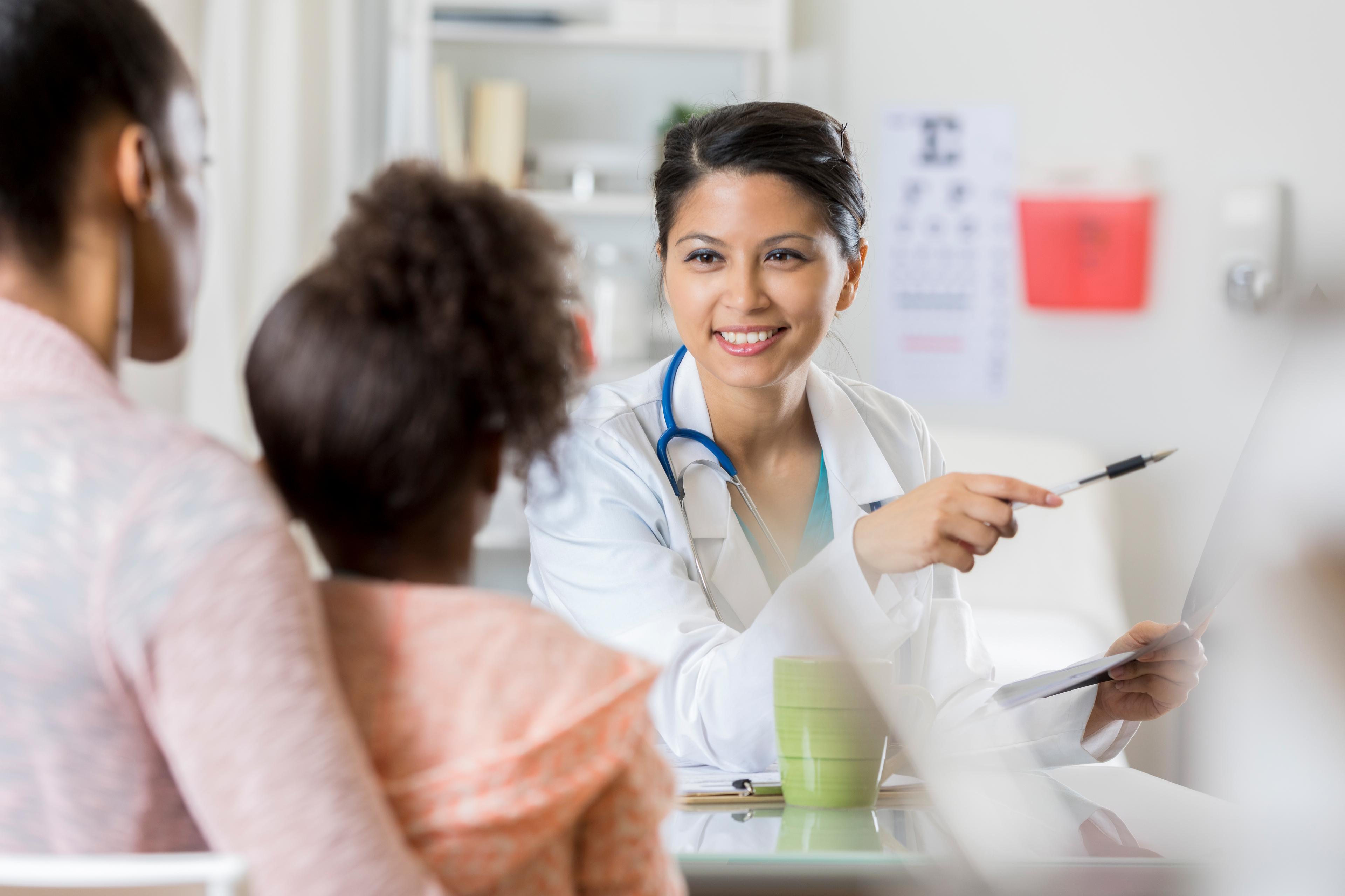 role of family nurse practitioner - picture of an FNP speaking with a mom and her daughter.