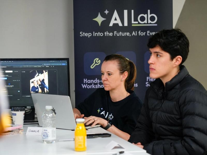 Everyday AI sessions and AI for Business workshops