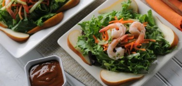 pear slices topped with lettuce, carrots and shrimps.
