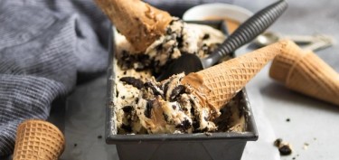 cookie ice cream topped with two cones on top.