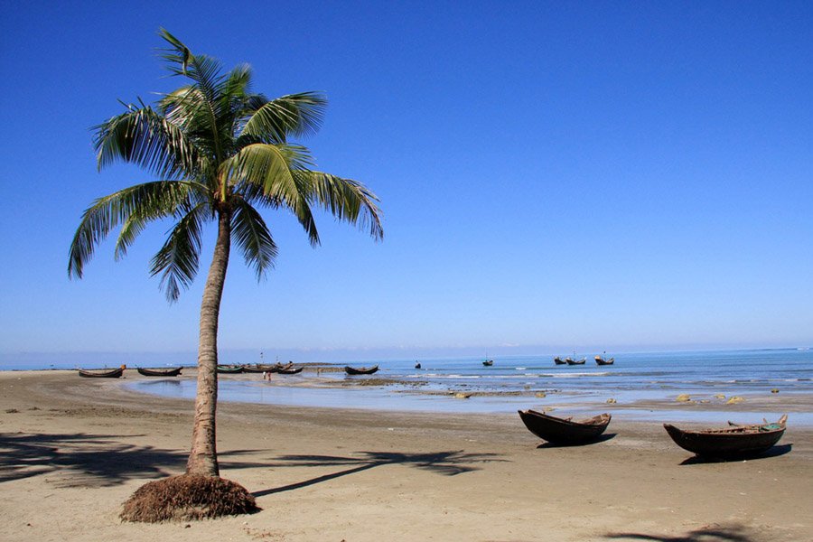 Turquoise water and a sandy beach on Saint Martin's Island near Cox's Bazar