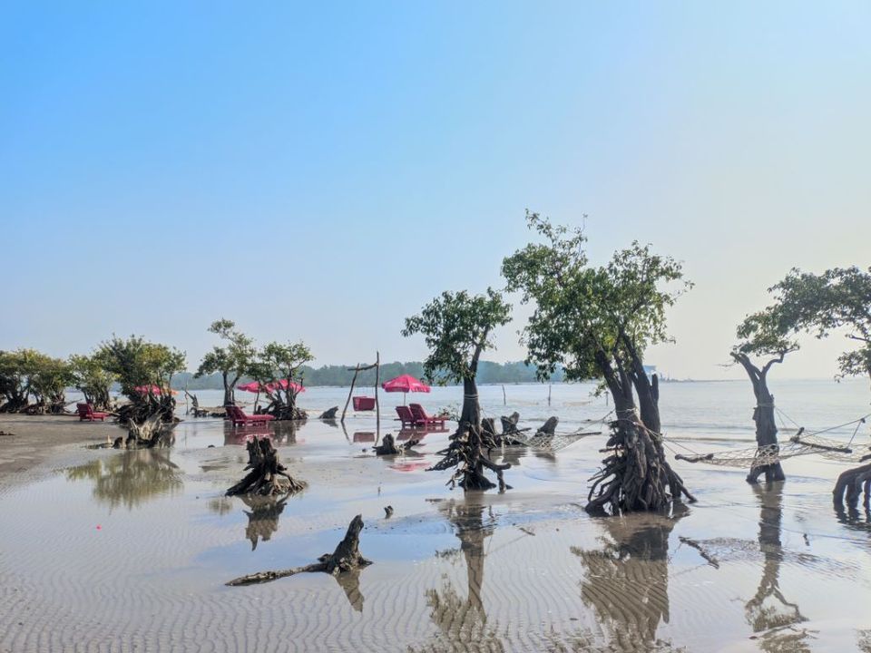 সূর্যাস্তের সময় কুয়াকাটা সৈকতে মানুষ