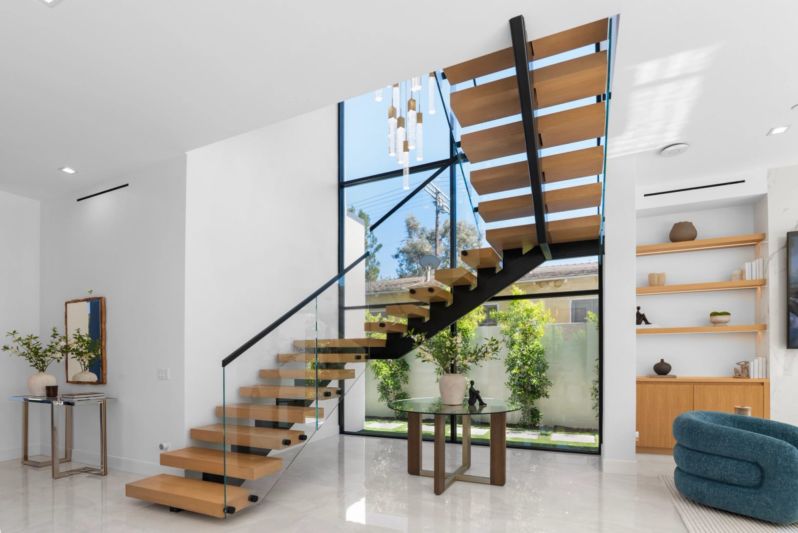 Studio City Modern — frame 3