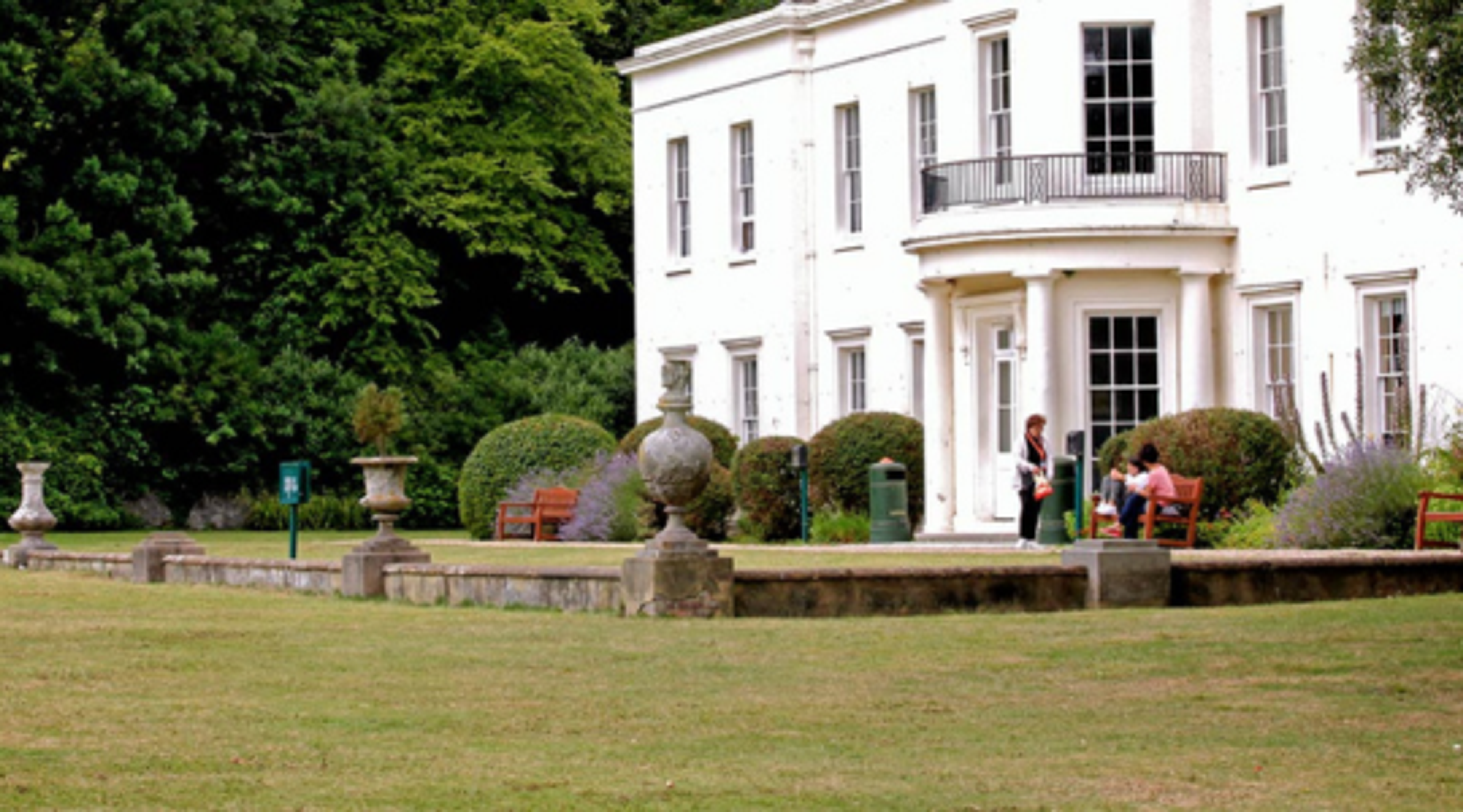 The historic Compton Place, home of our Eastbourne summer school