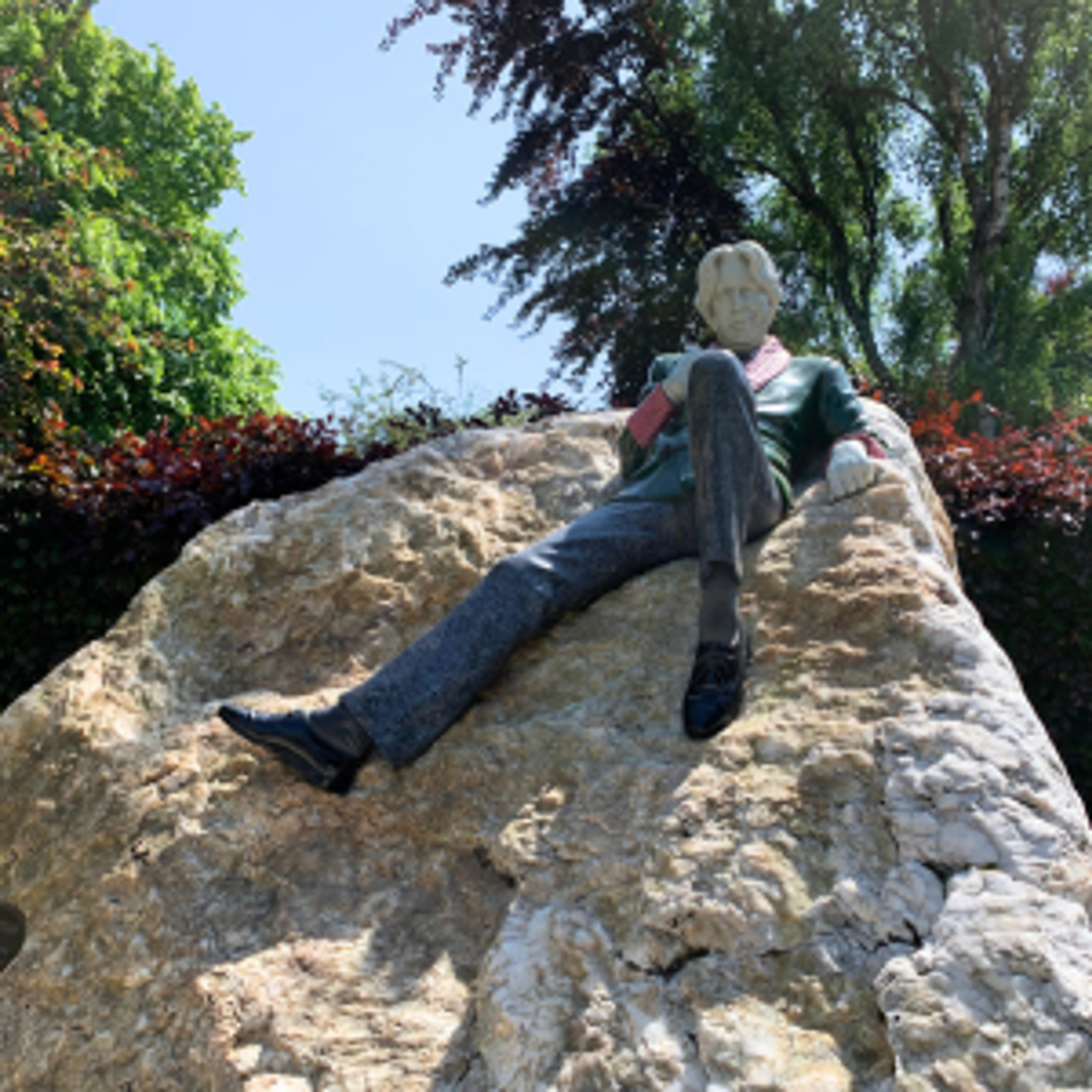 A statue of Oscar Wilde relaxing on a stone in picturesque Merrion Square Park