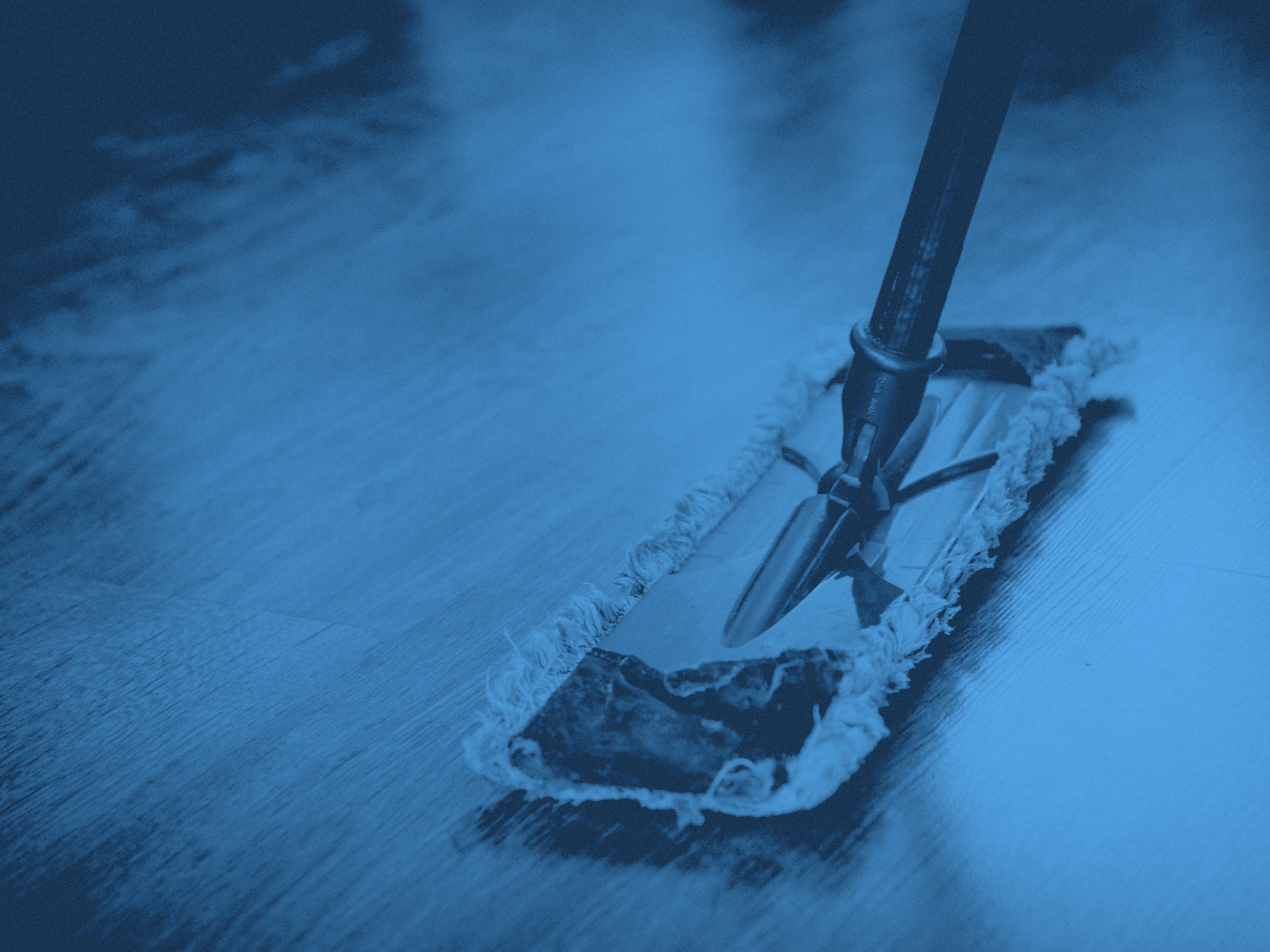 En golvmopp mot ett golv