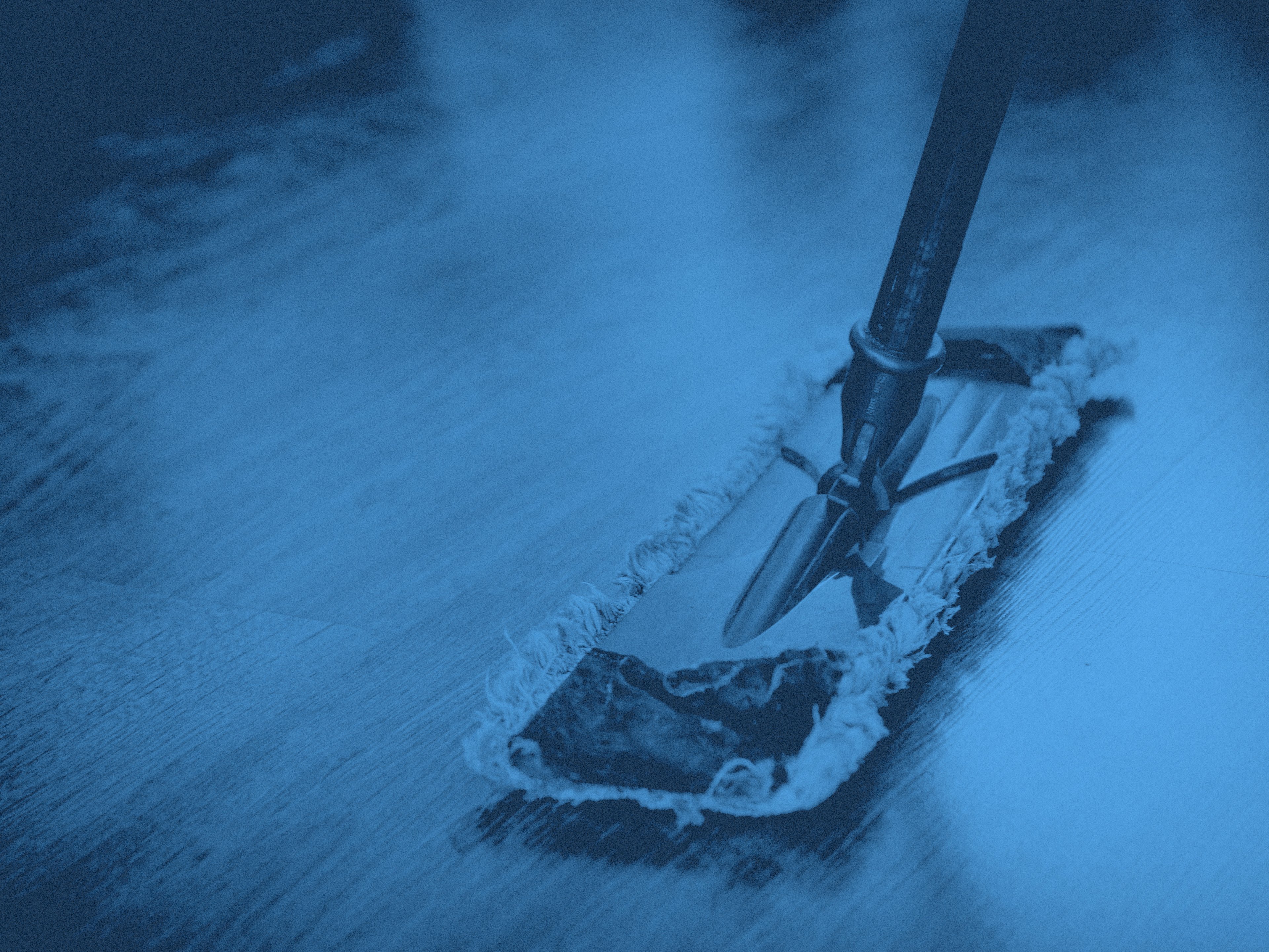 En golvmopp mot ett golv