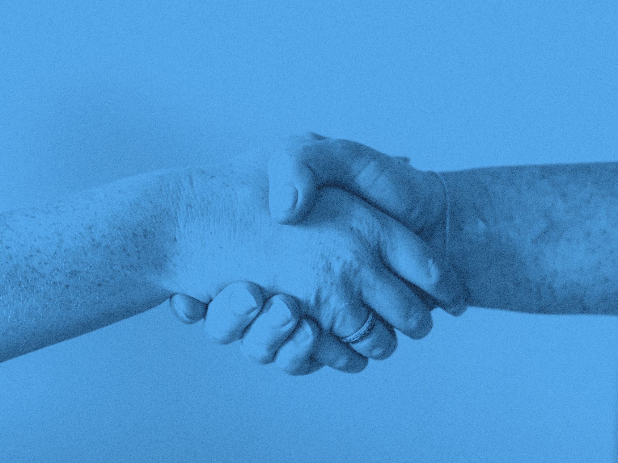 Två händer som skakar hand