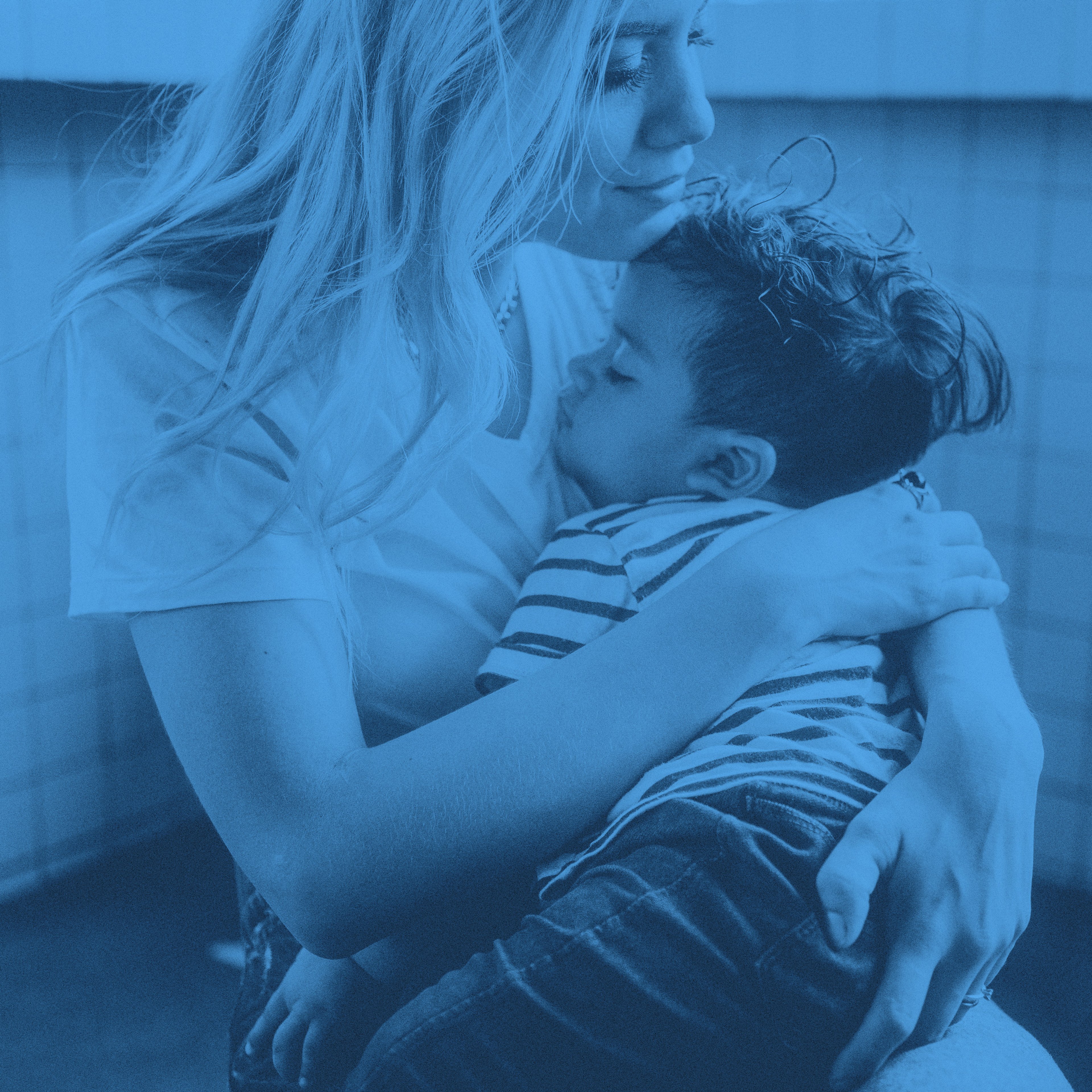 Ett barn vilar i sin mammas famn