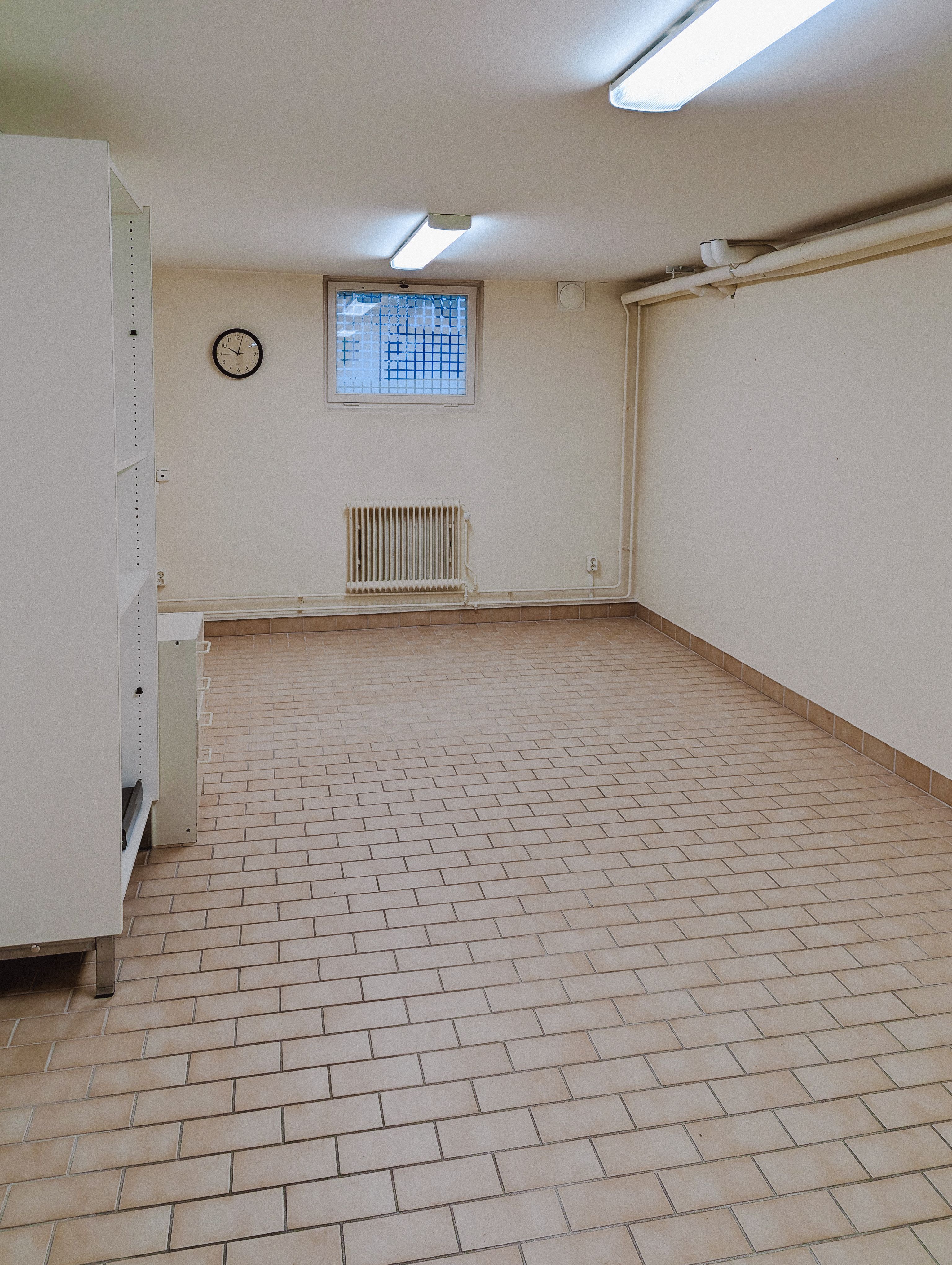Ett tomt rum i källarplan