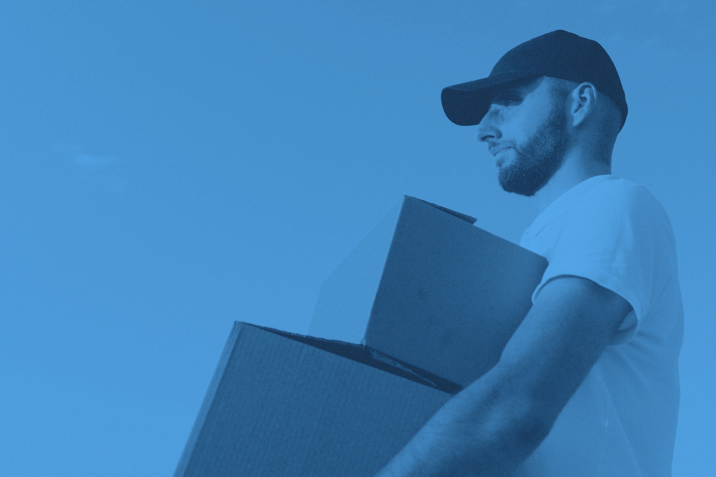 En man som bär flyttkartonger