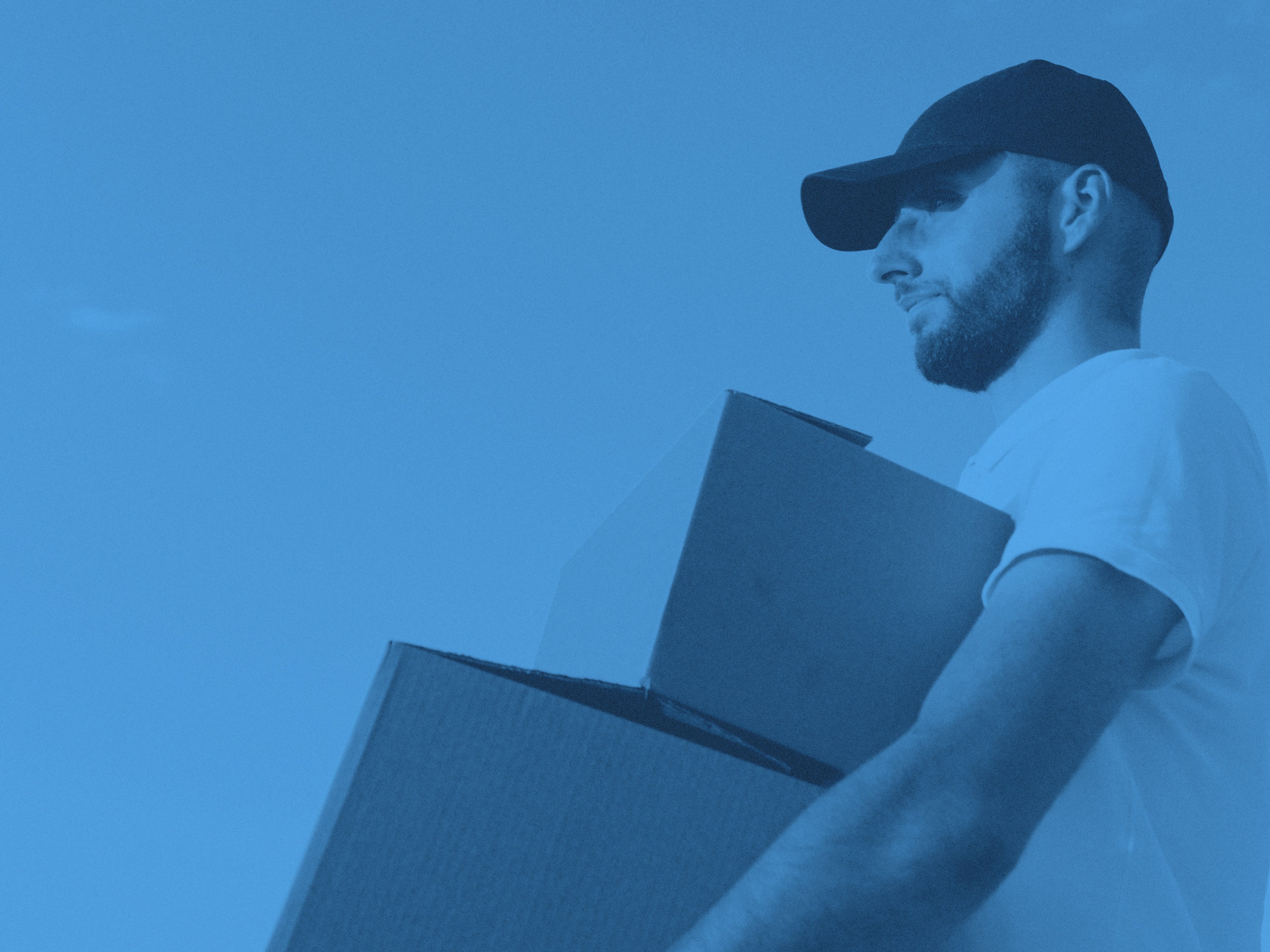 En man som bär flyttkartonger