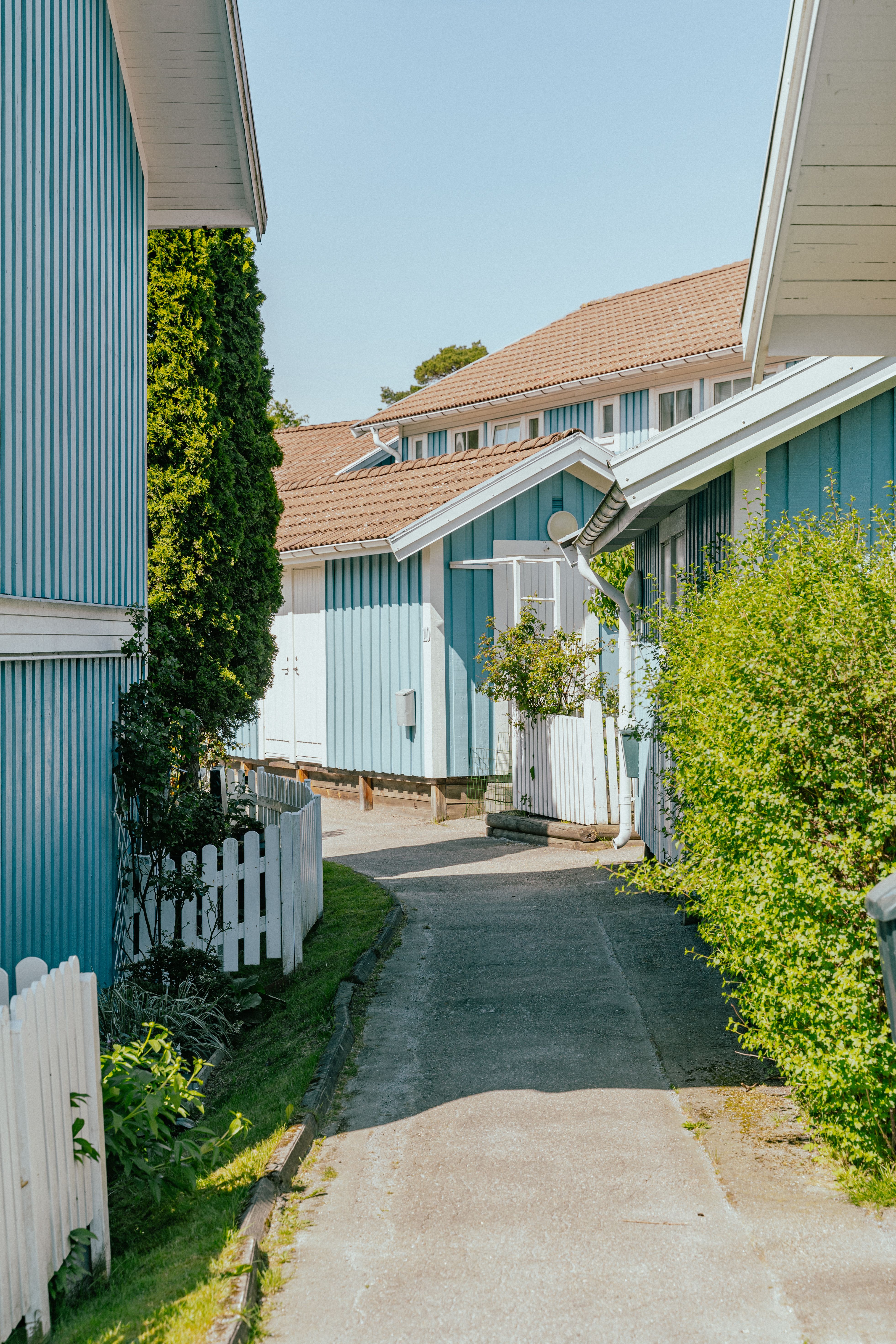 En liten gata mellan två radhus