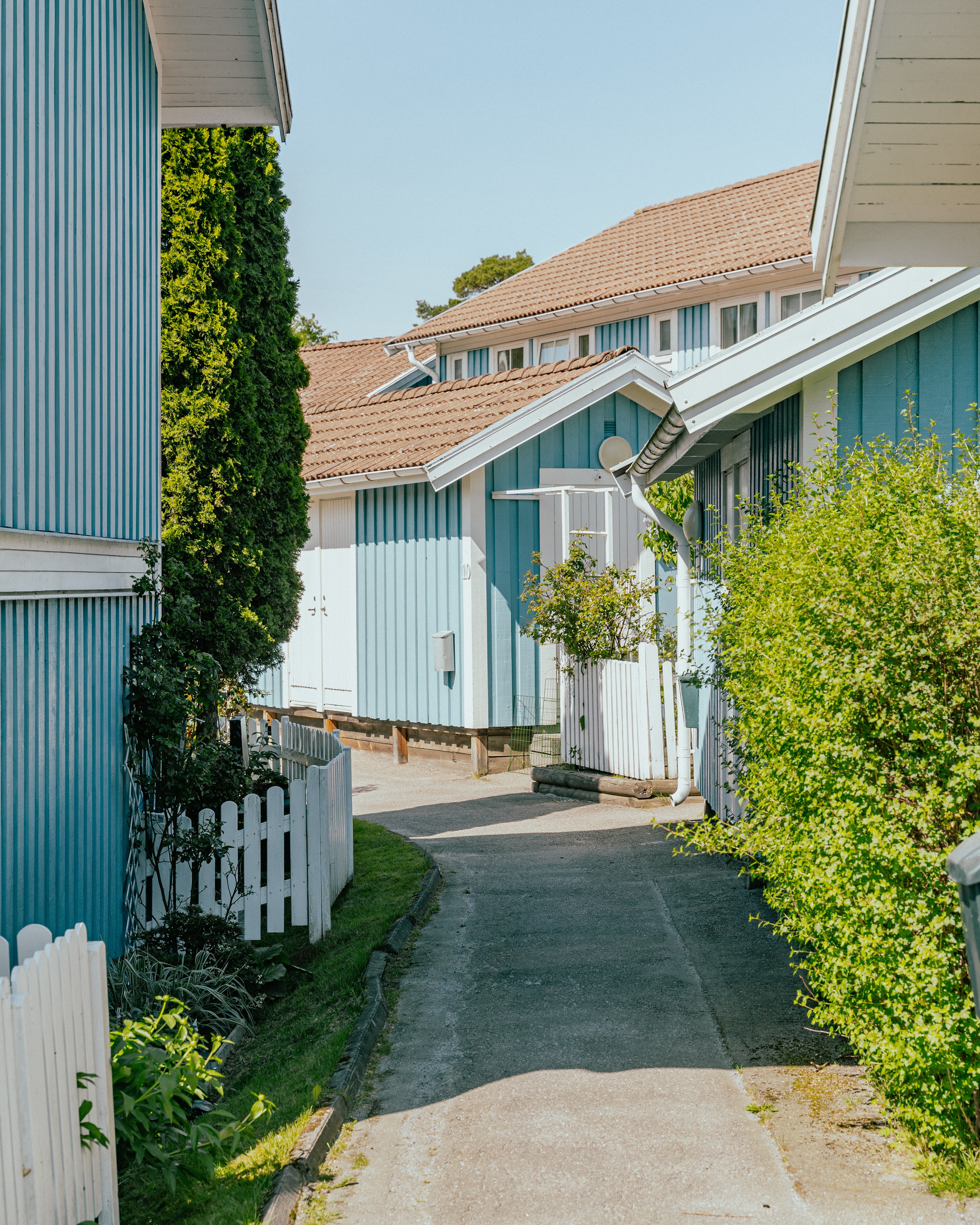 En liten gata mellan två radhus