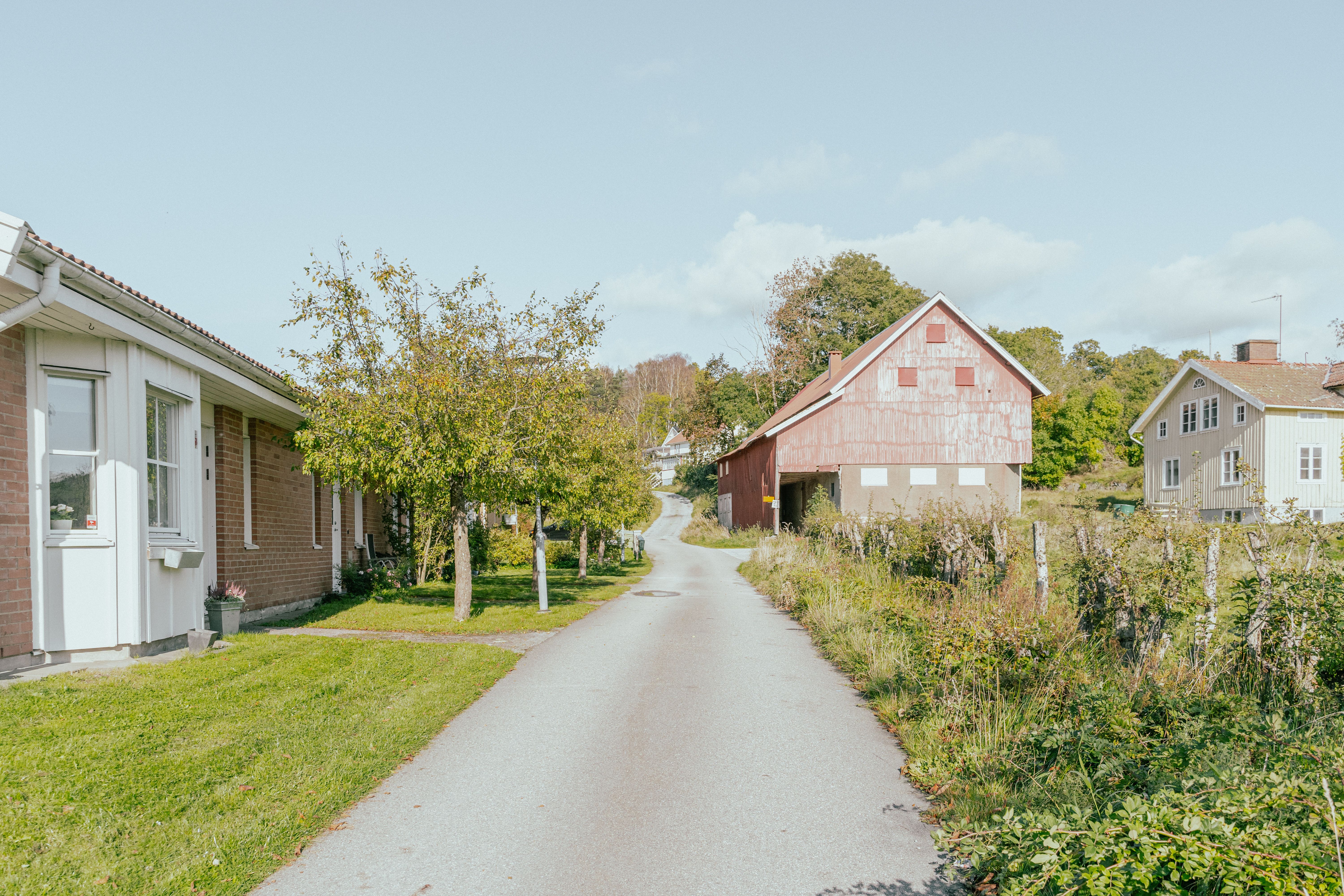 En liten gata i lantlig miljö, med hus på båda sidorna