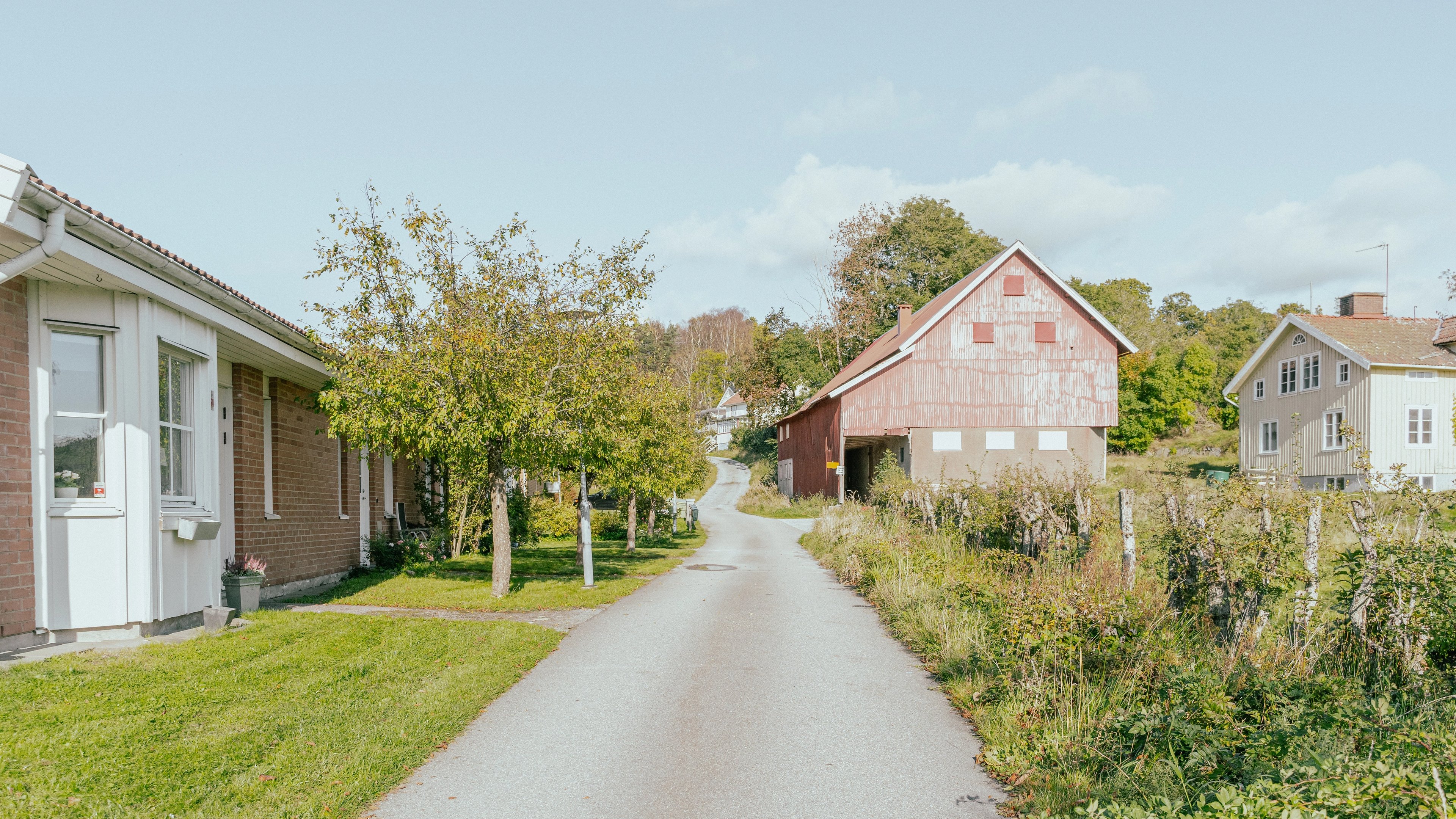 En liten gata i lantlig miljö, med hus på båda sidorna