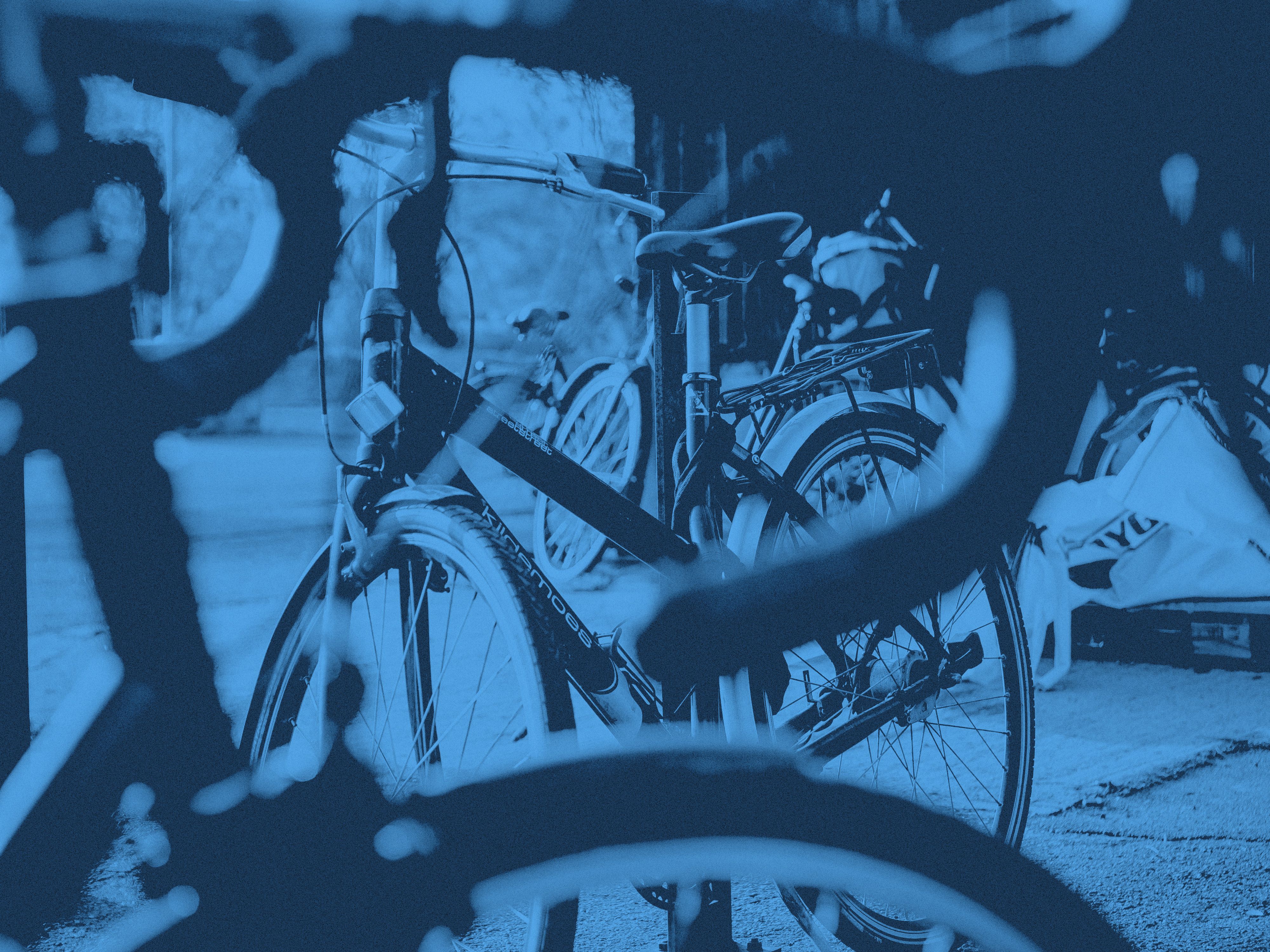 Flera cyklar som står huller ombuller