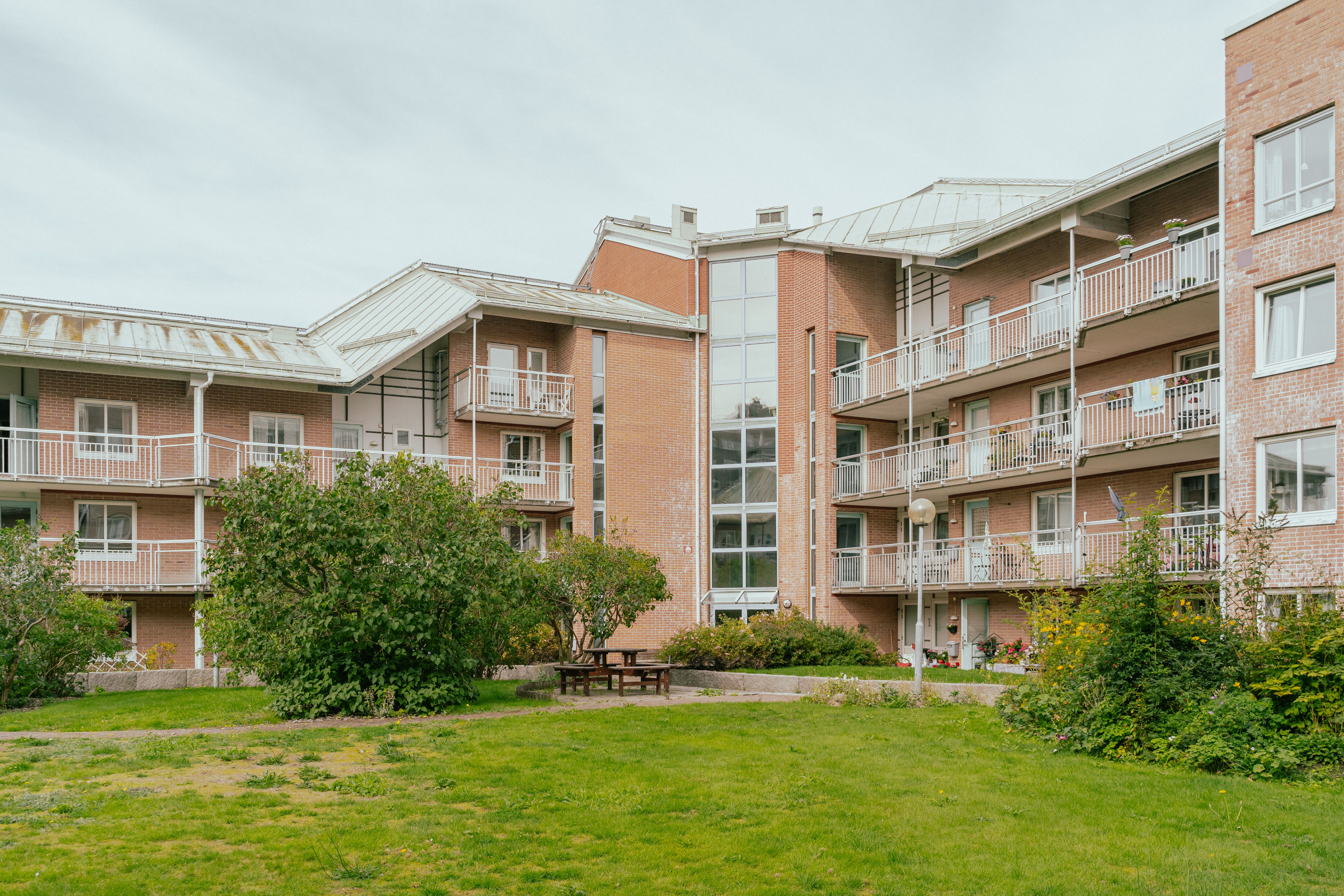 Husfasad med gräsmatta framför