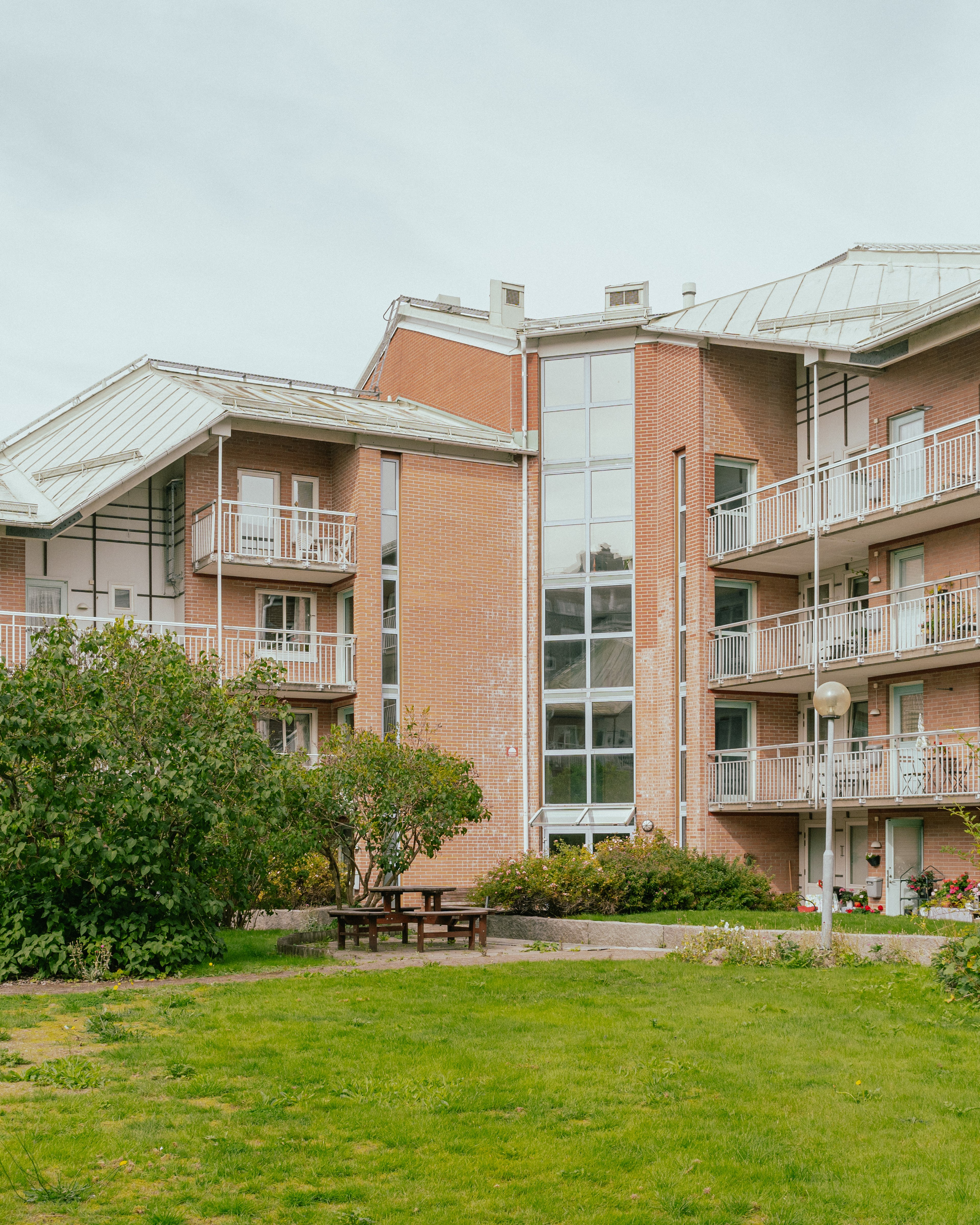 Husfasad med gräsmatta framför