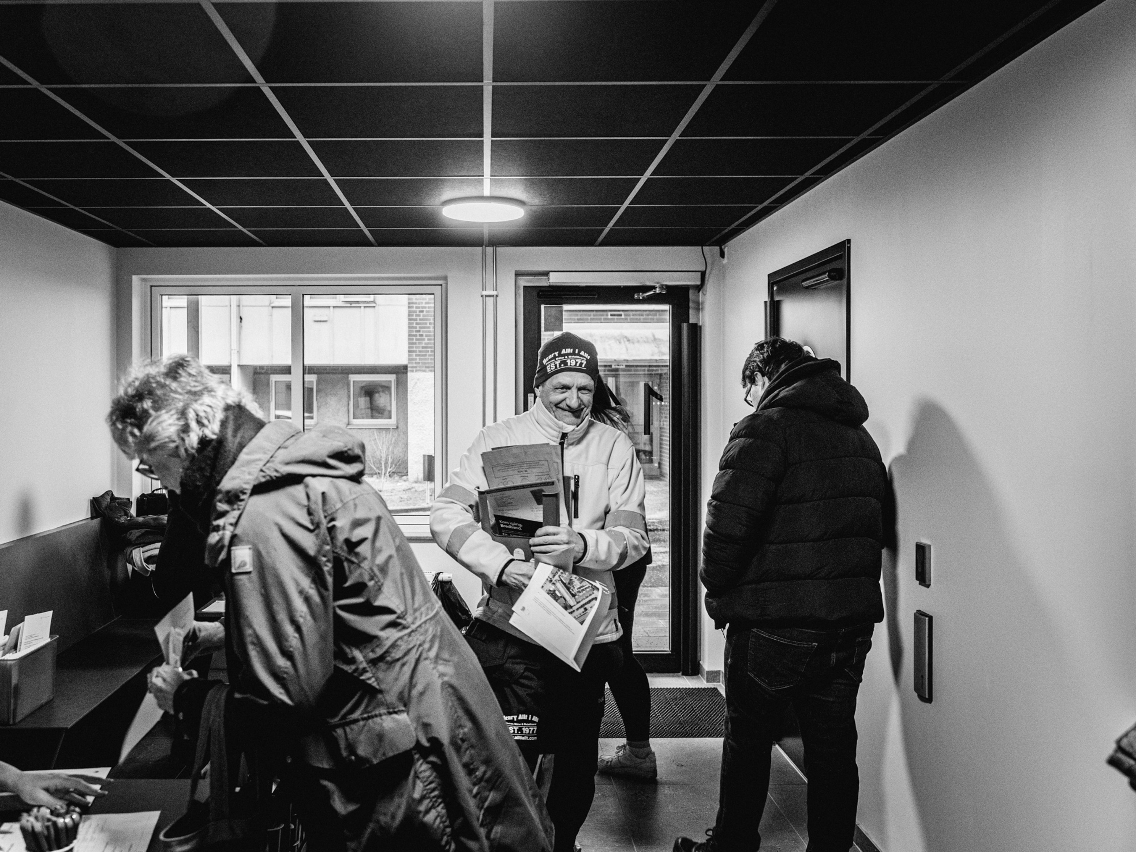 Tre personer i ett rum