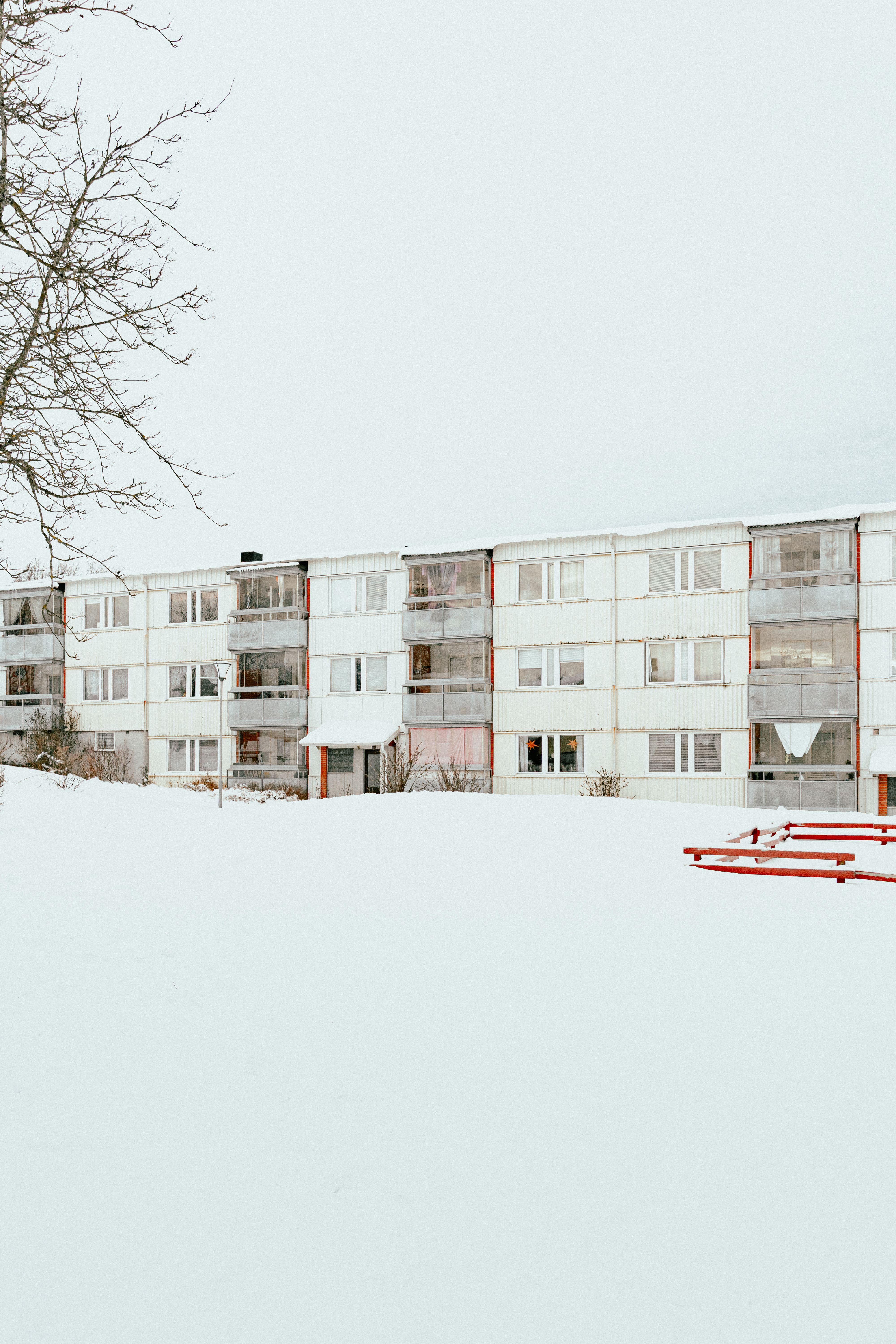 En länga med lägenheter med snö framför