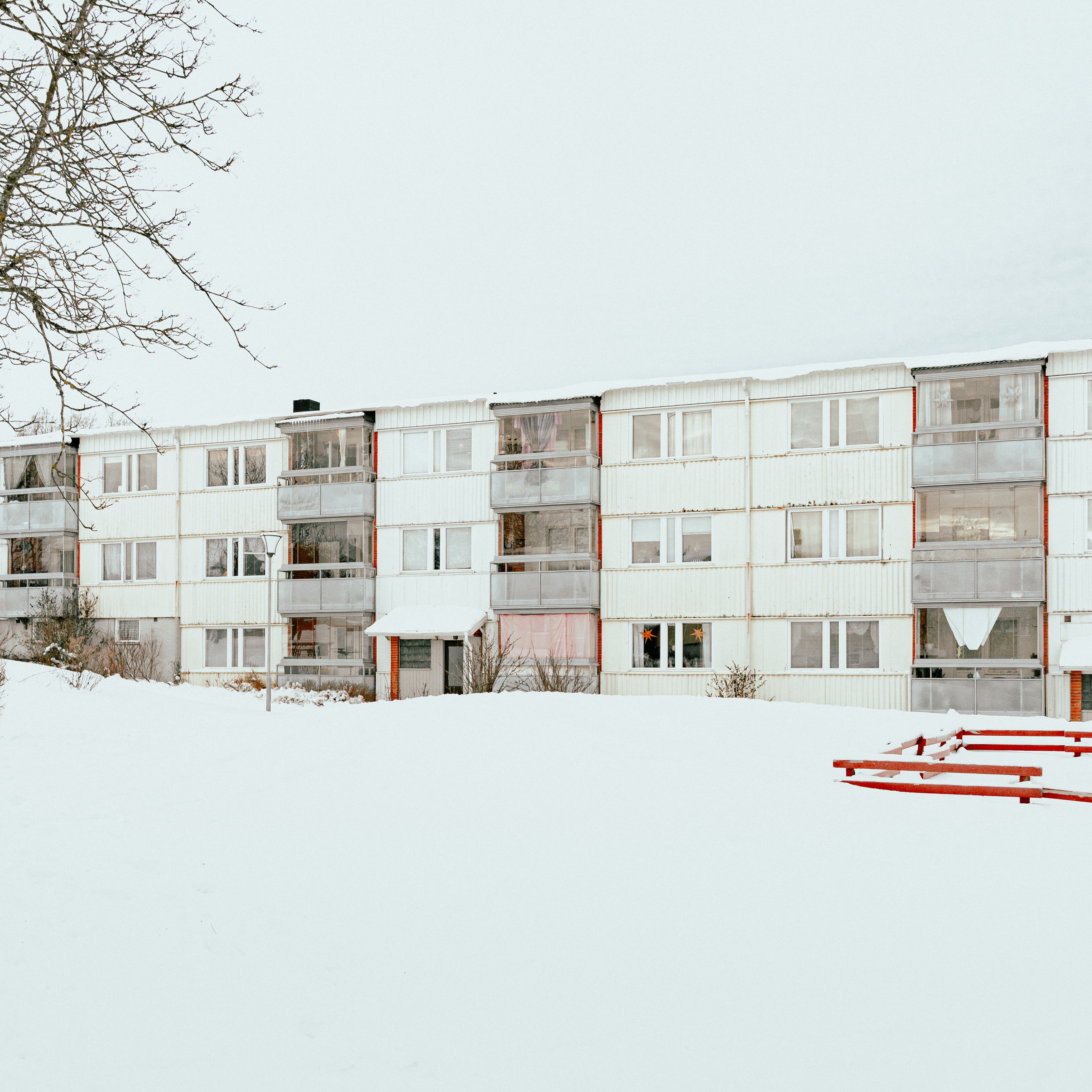 En länga med lägenheter med snö framför