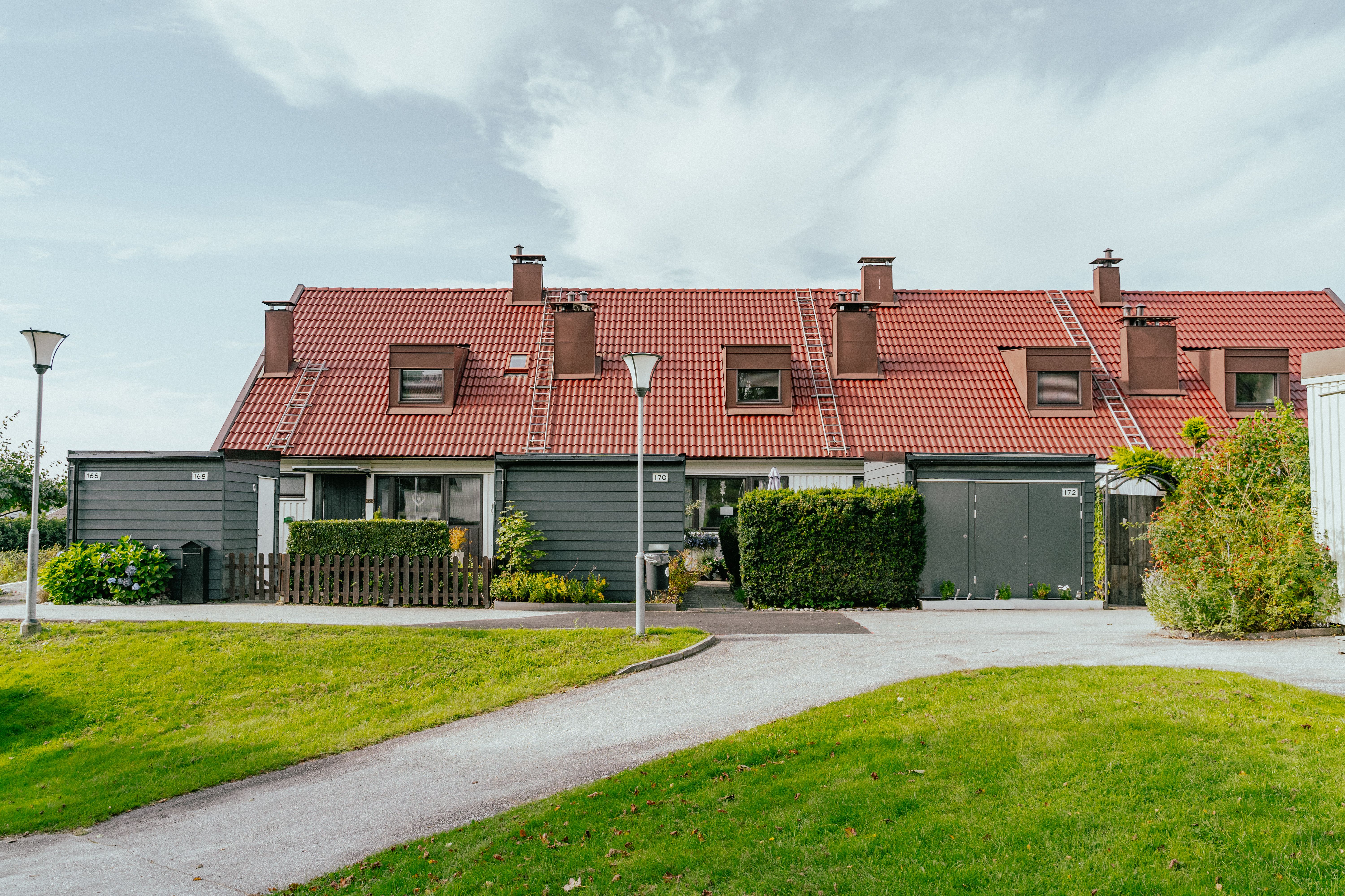 Radhus med uteplatser och förråd