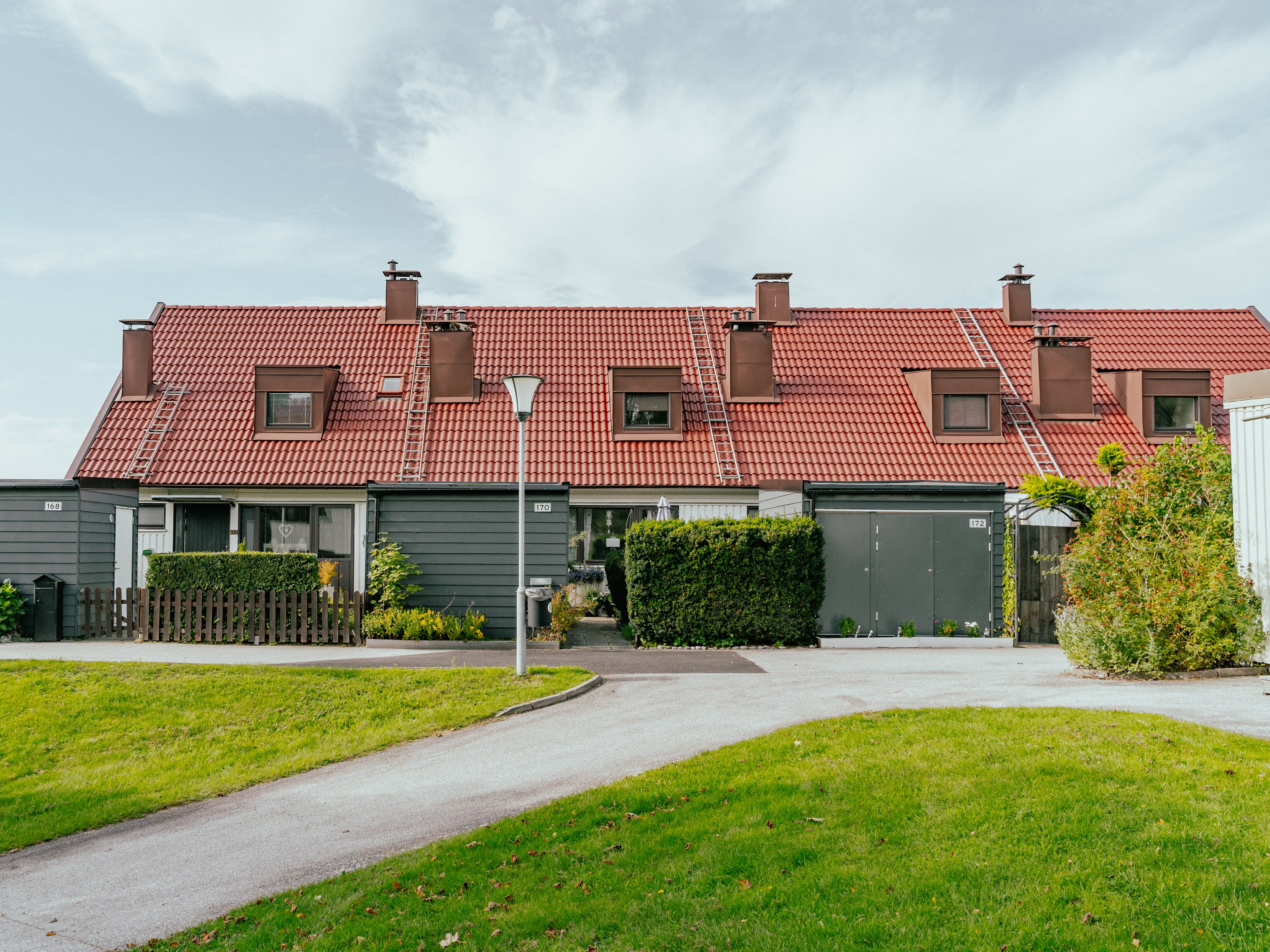 Radhus med uteplatser och förråd