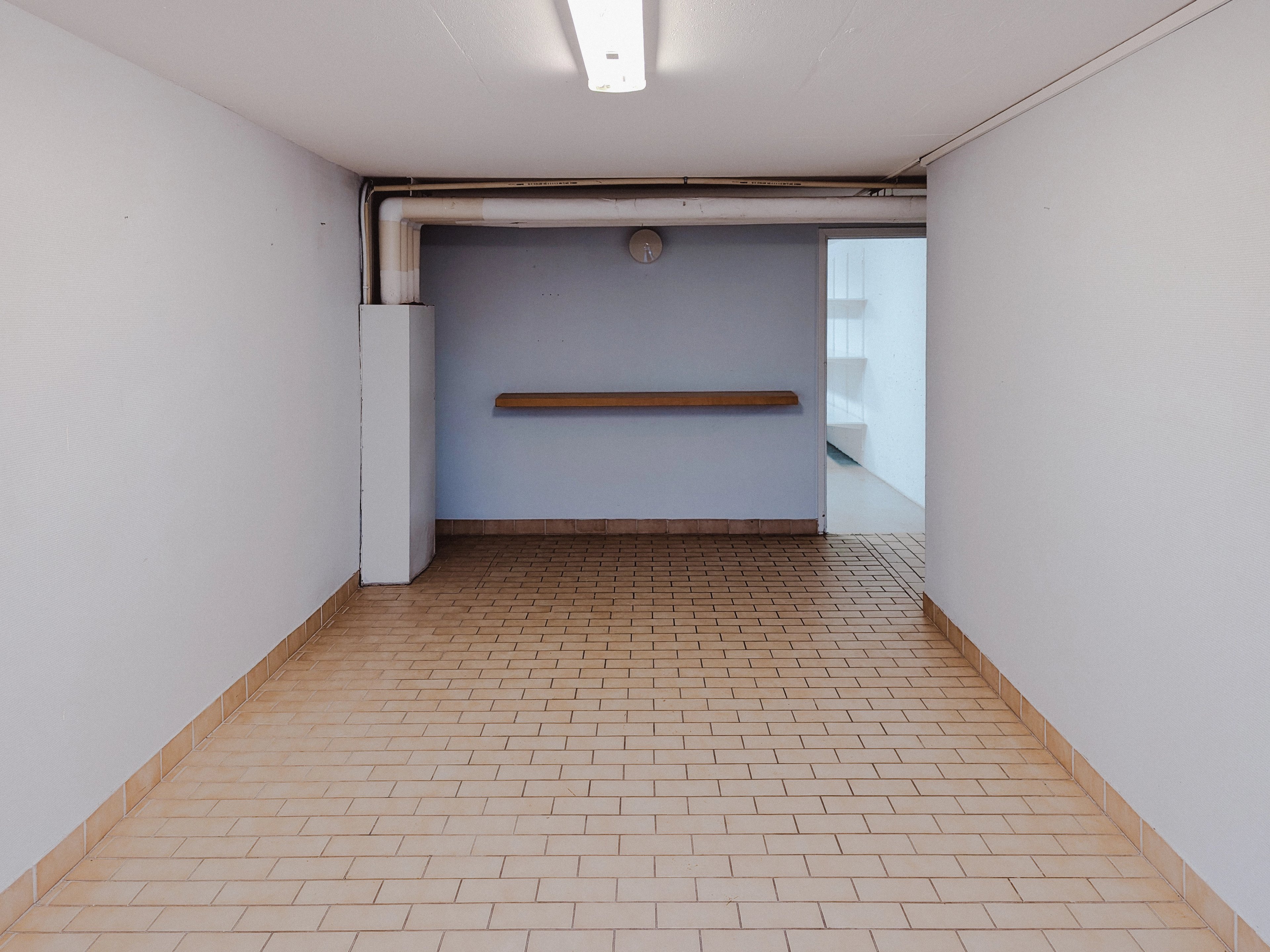 Ett tomt rum i källarplan