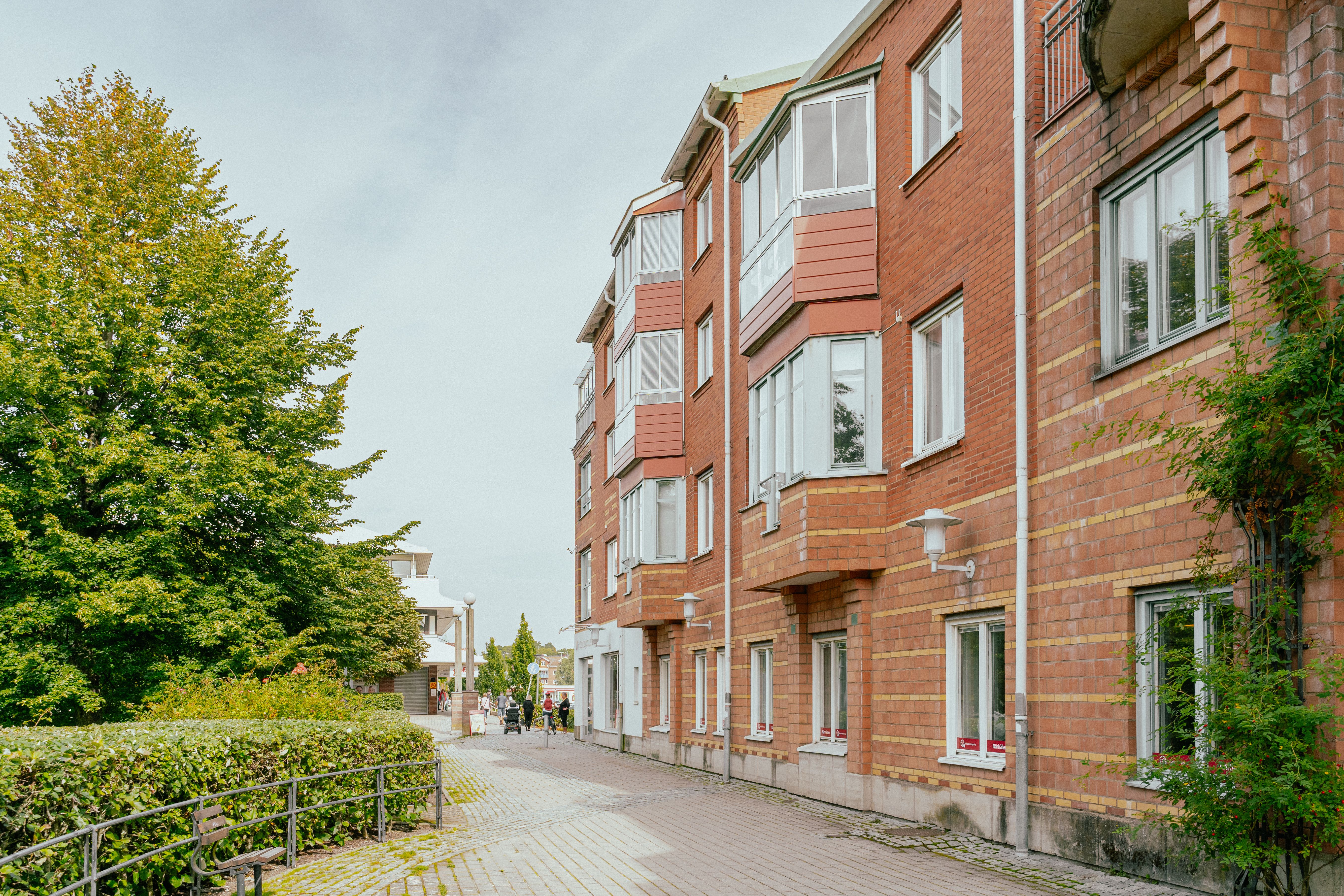 En gångväg bredvid ett trevåningshus hus