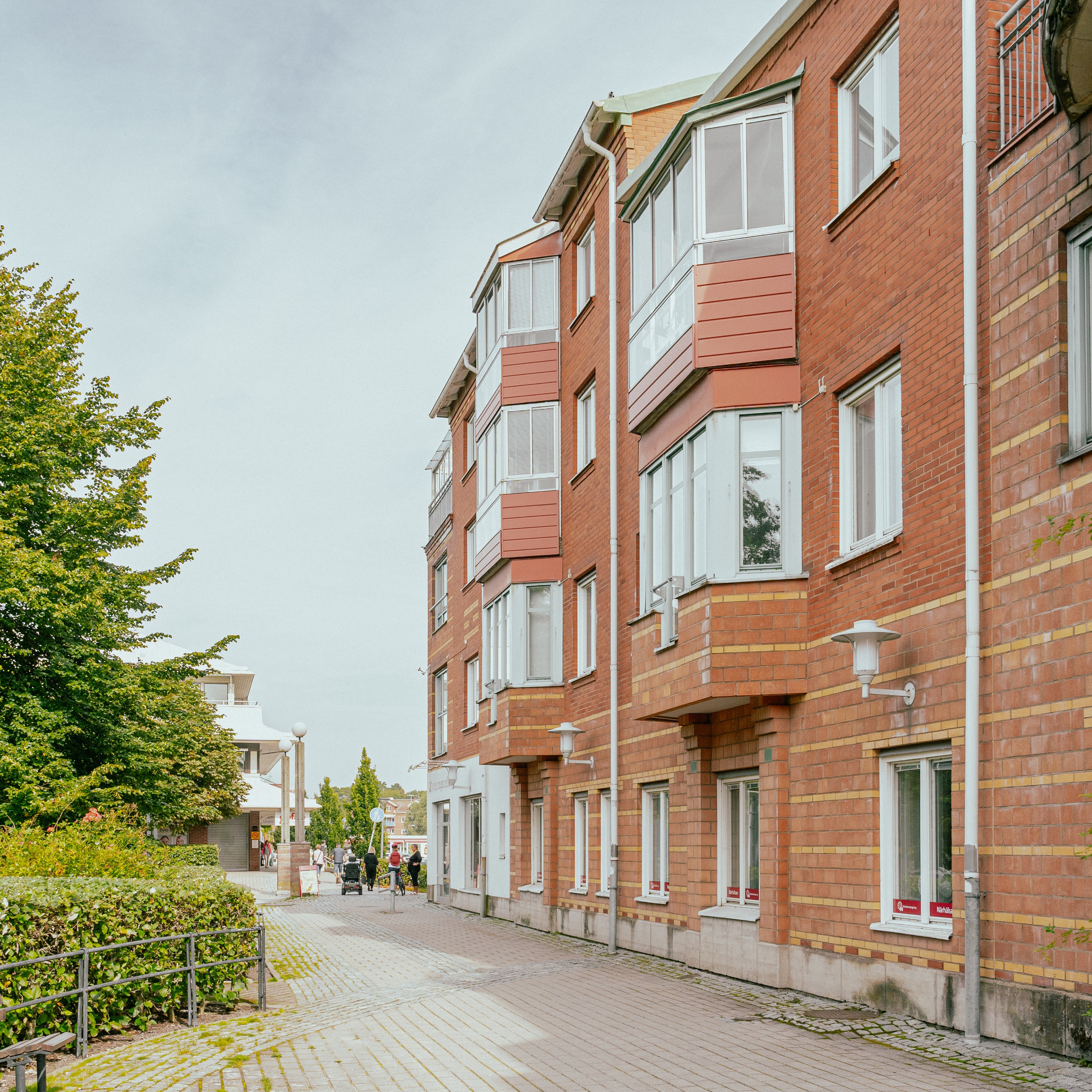 En gångväg bredvid ett trevåningshus hus
