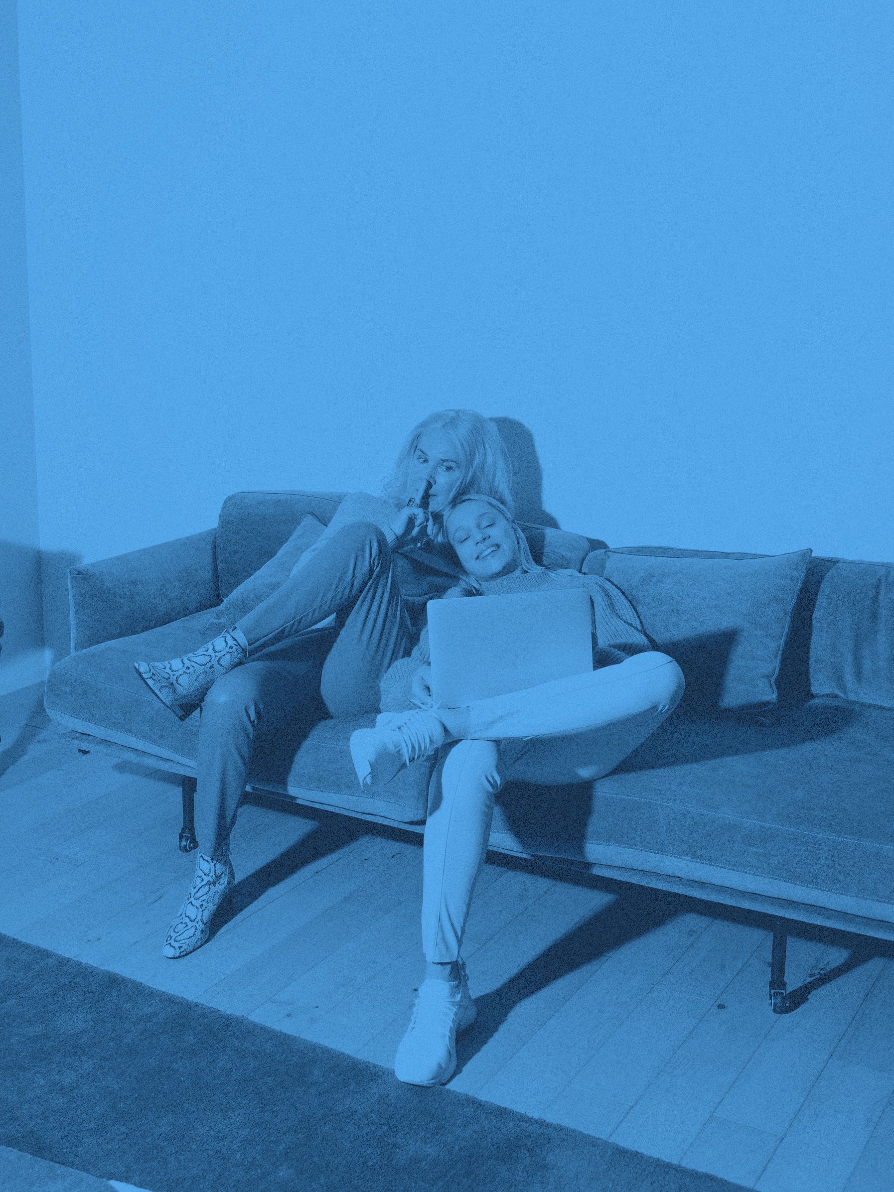 Två personer sitter i en soffa