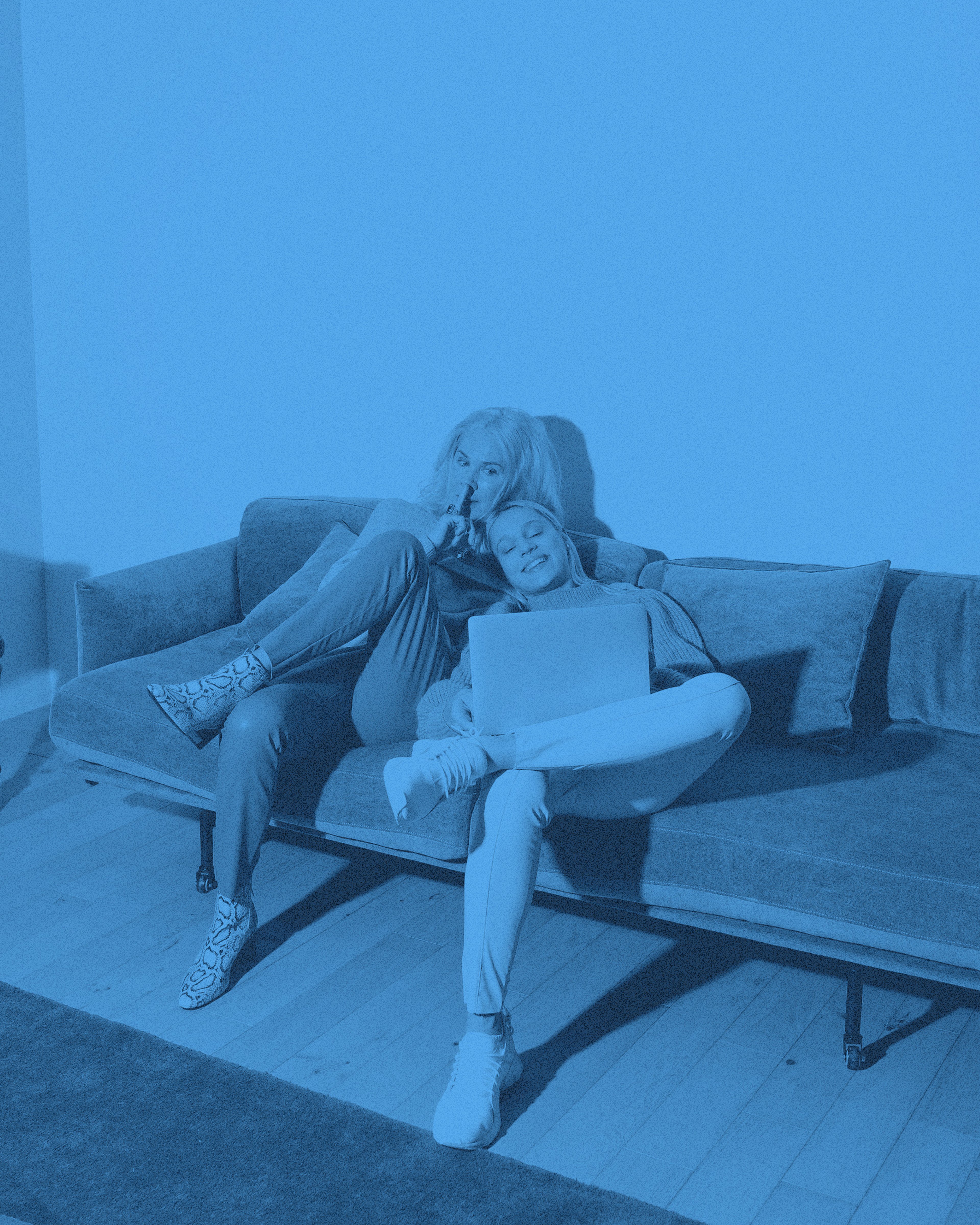 Två personer sitter i en soffa