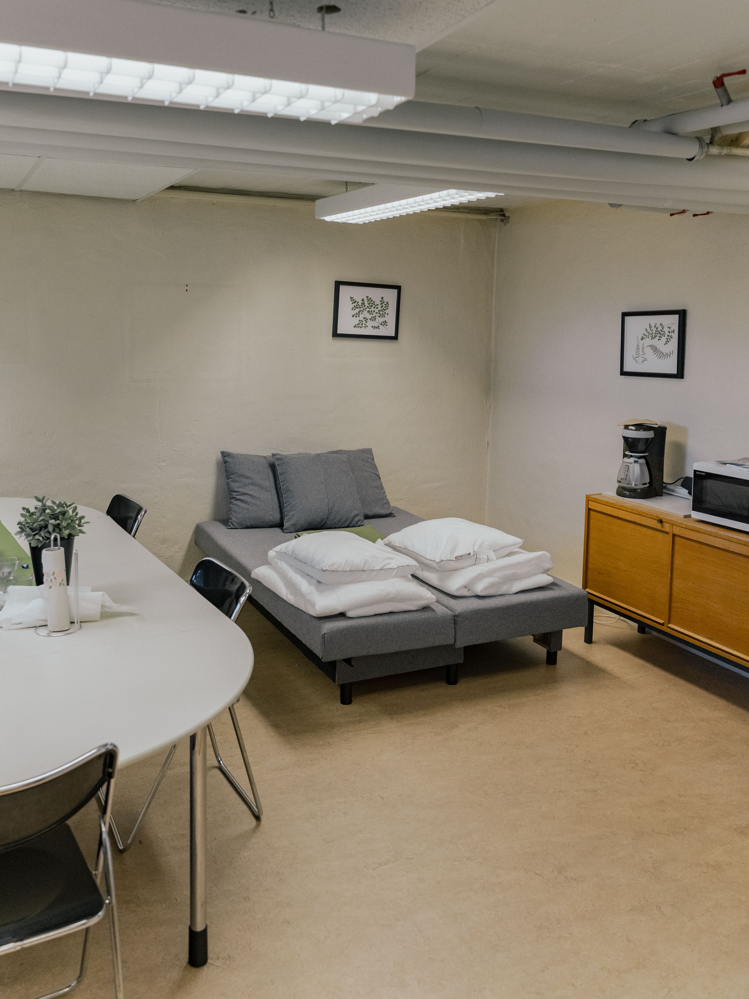 En utfälld bäddsoffa i ett tomt rum