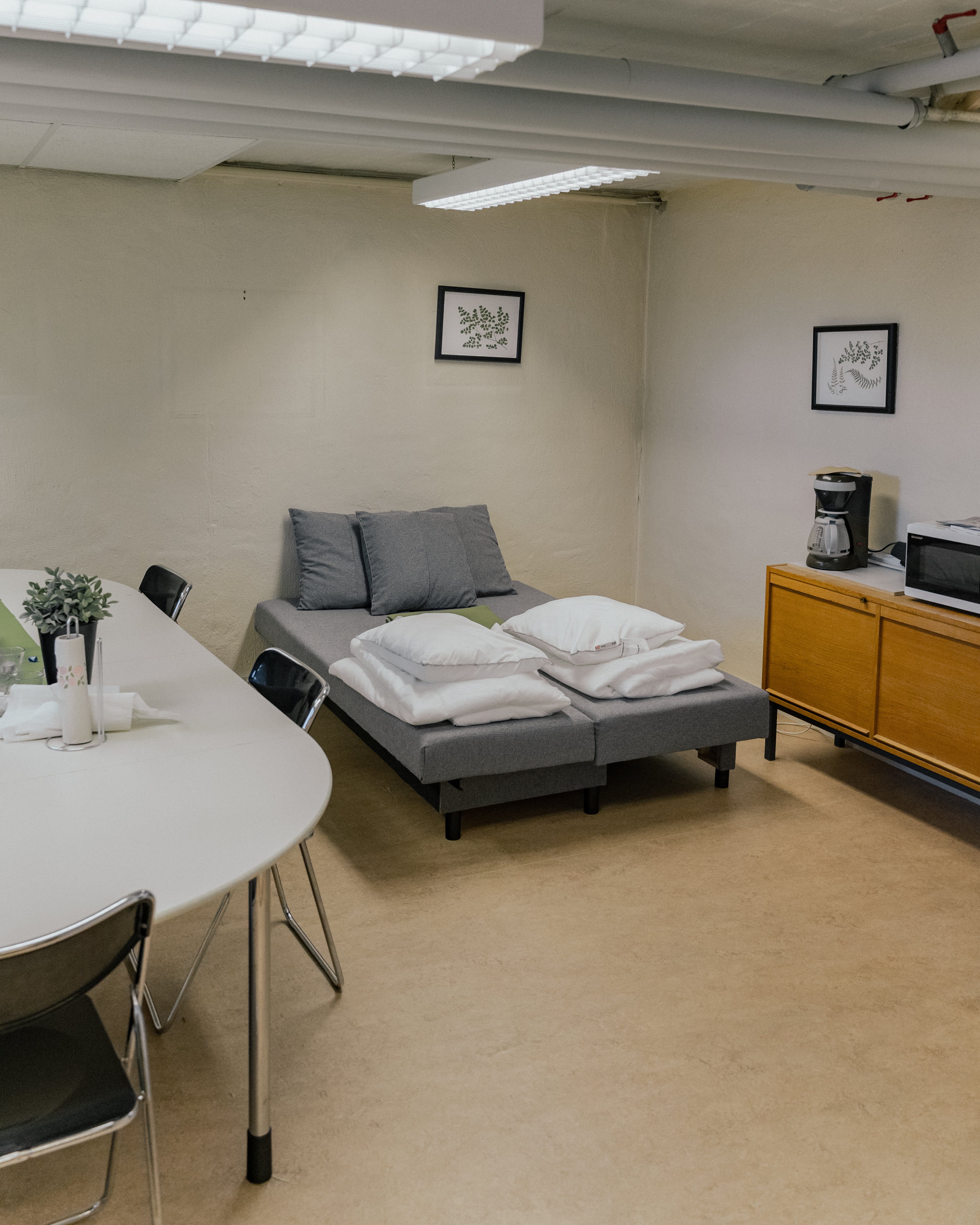 En utfälld bäddsoffa i ett tomt rum